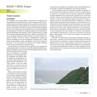 BlEDa y roSa: origen
Madrid
Galería Fúcares
Paisajes complejos
ALICIA MURRÍA
Las fotografías de la pareja Bleda y Rosa tienen una apariencia de
extraordinaria sencillez; éste ha sido uno de los rasgos que les ha acom-
pañado desde sus primeros trabajos donde ya aparecían prácticamente
todos los elementos caracterizadores de una obra que se ha ido hacien-
do más y más sólida a cada paso, en cada una de las series fotográficas
que les ha ido colocando en la primera línea de los nombres españoles
de su generación y más allá. Sus imágenes exigen cierta complicidad por
parte del espectador pues proponen “temas” de largo alcance y en ellas
se materializan diferentes líneas de lectura y reflexión. Si aquellos prime-
rizos y desolados Campos de fútbol contenían una cierta memoria per-
sonal que aludía a la idea de infancia o adolescencia y pérdida, los
Campos de batalla –con los que consiguieron la atención de un amplio
sector de especialistas y crítica– proyectaban una forma de acercarse a
la historia y a la micro-historia tan rigurosa como original. Sucesivas
series han ido confirmando que nada era casual.
Conocimiento de la historia del arte en general y de la fotografía en
particular plasmados con limpieza y sin artificio; podemos rastrear la asi-
milación del paisaje romántico o de la escuela fotográfica alemana de los
últimos treinta años como cimientos
para una “realización” de claridad
geométrica. Si sus fotografías resul-
tan impecables, este aspecto pare-
ce calibrado por sus autores en fun-
ción de que nada distraiga de lo que
realmente están proponiendo –ese
“largo alcance” al que me refería
más arriba–, un camino por el que
cada cual transitará en función de
su propio bagaje personal y/o “cul-
tural”.
Bleda y Rosa abordan el trabajo
como lo haría un equipo que prepa-
ra una película. Largos procesos de
estudio y documentación, múltiples
viajes para buscar localizaciones,
elección de la estación del año pro-
picia, de una luz determinada, etc.
Sin embargo, el resultado es una
imagen silenciosa, nada explícita y
donde el texto –su título–, por
escueto que sea, forma parte sus-
tancial de la obra, aquello que la completa no para cerrar significado sino
para abrirlo y convertir esa superficie en una forma de narración.
La serie fotográfica que ahora presentan en Madrid constituyen un
primer capítulo de un trabajo en proceso. Al entrar en la galería apenas
se repara en un discreto panel con fechas y lugares; las imágenes
muestran paisajes en unos casos suaves y abiertos al mar, otras veces
agrestes, cuevas, zonas boscosas de correctísima factura que, como
siempre, se ofrecen poco explícitas; Origen es el título de la serie, en
seguida buscamos más pistas (Zhoukoudian, Atapuerca) y volvemos
sobre nuestros pasos para buscar ese panel, en él encontramos la cro-
nología de los yacimientos que han permitido elaborar un mapa tempo-
ral de la hominización, siempre incierto, provisional y sujeto a las modi-
ficaciones que cada nuevo hallazgo introduce en su interpretación.
Sólo en algún caso aparecen elementos que hacen referencia al traba-
jo de los buscadores de esos vestigios –un andamio, unas plásticos
que protegen el asentamiento– y que por vez primera en la obra de
Bleda y Rosa enlazan, en el “interior” de la imagen, las referencias al
pasado y al presente.
Esta serie –que aborda ahora Europa para prolongarse después en
Asia y África– compone un friso donde el tiempo, la historia, los avances
del conocimiento, la naturaleza, la cultura, las ideas de cómo fueron los
eslabones que nos unen a otras especies y que hicieron el camino pri-
mero hacia lo que somos, reverbera silenciosamente en cada fotografía;
un eco que el ojo traslada para movilizar en nuestra imaginación lo que
sabemos tanto como lo que ignoramos sobre aquella extraña fractura de
la que habla Origen.
CRÍTICAS · ARTECONTEXTO · 137
The Red Lady of Paviland, Península de Gower, 2004 Cortesía: Galería Fúcares
 