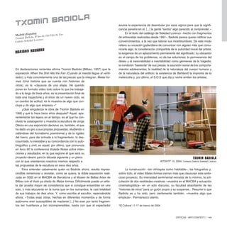 En declaraciones recientes afirma Txomin Badiola (Bilbao, 1957) que la
exposición When the Shit Hits the Fan (Cuando la mierda llegue al venti-
lador), y más concretamente una de las piezas que la integran, Malas for-
mas (Una historia que se cuenta con historias de
otros), es la «clausura de una etapa. He querido
poner en formato video todo sobre lo que he trabaja-
do a lo largo de trece años; es la presentación final de
toda una trayectoria y el inicio de un nuevo ciclo, es
un cambio de actitud, es la muestra de algo que con-
cluye y de algo que empieza.»*
¿Qué singulariza la obra de Txomin Badiola en
1990 y qué lo hace trece años después? Aquel, apa-
rentemente tan lejano en el tiempo, es el que ha con-
cluido la catalogación y muestra la escultura de Jorge
Oteiza en una exposición decisiva; es, también, el que
ha dado un giro a sus propias propuestas, eludiendo o
zafándose del formalismo posminimal y de la rigidez
del hierro, para dar entrada a lo fragmentario, lo des-
coyuntado, lo inestable y su concordancia con lo auto-
biográfico y civil; es aquel, por último, que pronuncia
en Arco 90 la conferencia titulada Notas sobre inten-
ciones y resultados, en la que expone el que será su
proyecto-ideario para la década siguiente y un plano
con el que orientarnos nosotros mismos respecto a
las propuestas de la escultura en esos diez años.
Para entender cabalmente quién es Badiola ahora, resulta impres-
cindible rememorar o revisitar, como se quiera, la doble exposición reali-
zada en 2002 en el MACBA de Barcelona y el Museo de Bellas Artes de
Bilbao con el título ya citado de Malas formas. Difícilmente puede un artis-
ta dar prueba mayor de consistencia que si consigue ensamblar en uno
solo, y más elocuente en la suma que en los sumandos, la casi totalidad
de sus trabajos de diez años. Y, como escribe el escultor, repensándola
ahora: «Todas esas obras, hechas en diferentes momentos y de forma
autónoma eran susceptibles de maclarse [...] No eran por tanto fragmen-
tos tan huérfanos y tan incomprensibles, basta con que el espectador
CRÍTICAS / ARTECONTEXTO / 149
asuma la experiencia de deambular por esos signos para que la signifi-
cancia penetre en él. [...] la gente “sentía” algo parecido al comprender.»
En el texto del catálogo de Soledad Lorenzo –hecho con fragmentos
de entrevistas realizadas desde 1997–, Badiola parece querer ratificar sus
convencimientos, a la vez que talonar sus incertidumbres. De este modo
reitera su vocación godardiana de comunicar con alguien más que comu-
nicarle algo; la consideración compartida de la autoridad moral del artista;
la exigencia de un aplazamiento permanente del significado; su ubicación
en el campo de los problemas, no de las soluciones; la permanencia del
deseo y la inexorabilidad e inevitabilidad como gérmenes de la tragedia;
la condición “bastarda” de sus piezas; la asunción social de los comporta-
mientos adolescentes; la realidad de la naturaleza del cuerpo humano y
de la naturaleza del artificio; la existencia de Bañiland; la impronta de la
melancolía y, por último, el S.O.S que día y noche emiten los artistas.
La construcción –tan inhóspita como habitable–, las fotografías y,
sobre todo, el video Malas formas cierran más que clausuran este ambi-
cioso proyecto. Su intensidad sentimental extraída de lo mínimo, la arti-
culación de dos realidades creativas –muestra en el MACBA y actuación
cinematográfica– en un solo discurso, su facultad absorbente de las
“historias de otros” para un guión propio y su suspense... Resume lo que
Badiola es y ha sido, pero ciertamente también, «muestra algo que
empieza». Permanezco atento.
*El Cultural 11-17 de marzo de 2004
TXOMIN BADIOLA
WTSHTF 15, 2004. Cortesía Galería Soledad Lorenzo
Madrid (España)
Txomin Badiola. When the Shit Hits the Fan
Galería Soledad Lorenzo
TXOMIN BADIOLA
MARIANO NAVARRO
 