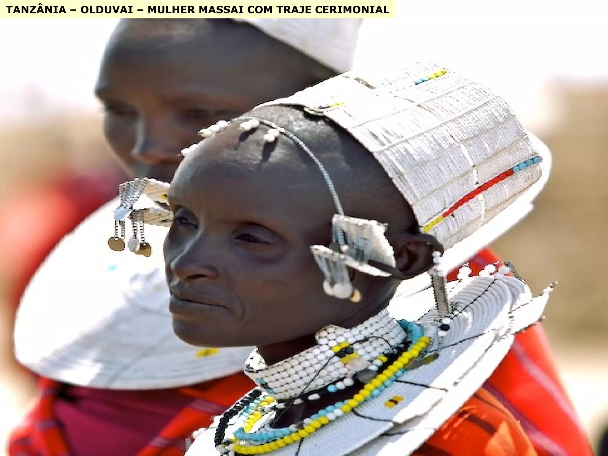TANZÂNIA – OLDUVAI – MULHER MASSAI COM TRAJE CERIMONIAL 