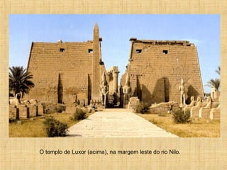O templo de Luxor (acima), na margem leste do rio Nilo.
 