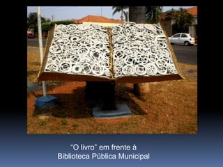 “O livro” em frente à
Biblioteca Pública Municipal
 