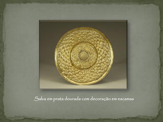 Salva em prata dourada com decoração em escamas
 