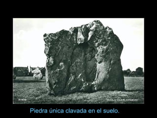Piedra única clavada en el suelo.
 