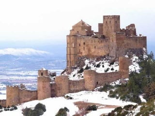  El arte románico puede considerarse comoEl arte románico puede considerarse como
manifestación artística de una mismamanifestación artística de una misma
sociedad, la sociedad feudal, caracterizadasociedad, la sociedad feudal, caracterizada
por el predominio rural, la atomización delpor el predominio rural, la atomización del
poder político y la organización estamental.poder político y la organización estamental.
 Clero y nobleza, cimas de la pirámide social yClero y nobleza, cimas de la pirámide social y
principales terratenientes, son mecenas yprincipales terratenientes, son mecenas y
clientes casi exclusivos de los artistas.clientes casi exclusivos de los artistas.
 El MONASTERIO y el CASTILLO son lasEl MONASTERIO y el CASTILLO son las
construcciones prototípicas de este período.construcciones prototípicas de este período.
 