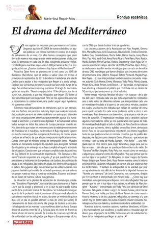 6
w w w . a r t e z b l a i . c o m
16 noviembre
diciembre
Rondas escénicasMaría-José Ragué-Arias
16 noviembre
diciembre
El drama del Mediterráneo
e nos agotan los recursos para permanecer en Lesbos.
Llegamos aquí con 15.000€ de nuestros bolsillos, sin ayu-
das públicas. Los hemos invertido en costear los trabajos
de salvamento de un mes. Con ellos hemos conseguido que pisen
tierra de manera más segura unas veinte embarcaciones al día, con
unas 50 personas en cada una de ellas, incluyendo ancianos y niños.
En total llegan a nuestras playas unas 1.000 personas al día”. La pre-
gunta podría ser ¿Cuántos cadáveres hay hoy en el Mediterráneo?”
Proactiva Open Arms se presenta en la red como una ONG de
Badalona (Barcelona) que se dedica a salvar vidas en el mar. A
principios de septiembre de 2015 decidieron trasladarse a la isla de
Lesbos para ayudar a los refugiados que llegan a la costa griega.
Explican que la travesía por mar es una de las fases más duras de su
viaje. Sus embarcaciones son muy precarias. El riesgo de morir aho-
gados es muy alto. “Nuestro equipo cubre 17 km de costa por tierra
y por mar, ayudando a que los refugiados que llegan (20 botes al
día) desembarquen con seguridad. Pero se nos agotan los recursos
y necesitamos tu colaboración para poder seguir aquí. Ayúdanos,
no queremos volver.”
Si leemos estas declaraciones de intenciones, que no son intencio-
nes sino hechos, me parecería natural y lógico que cualquier comuni-
dad, cualquier persona se sintiera solidario con este grupo y también
con otras organizaciones benéficas que pretenden ayudar a la huma-
nidad a sobrevivir y a hacerlo con dignidad. Y la humanidad somos
todos aunque no todos los países de Europa parezcan creerlo así.
Más bien de lo que tratan en reuniones como la relativamente reciente
de Bratislava sin ir más lejos, es de reducir el flujo migratorio y poner
en marcha nuevas guardias europeas de fronteras y de costas, ampa-
rándose en el hecho de que el caos inmigratorio significa terrorismo.
Cuesta creer que el ministro griego de inmigración Iannis Muzales
pidiera un mecanismo europeo de expulsión para la ingente cantidad
de refugiados y sin embargo no se haya cumplido el reparto acordado
de refugiados. Cuesta creer que se hayan cumplido todos los vaticinios
de Guy Debord en la sociedad del espectáculo. “De Damasco a Ido-
meini” trata de responder a la pregunta ¿Y yo qué puedo hacer? Los
pescadores y habitantes de Lampedusa y de Lesbos, los activistas de
ayuda a los refugiados, las redes de ayuda, los centros de acogida sí
lo saben. Nos jugamos algo más incluso que las vidas humanas, nos
jugamos también qué modelo de sociedad queremos y en qué valores
se apoyan nuestras vidas y nuestras sociedades. Estamos traicionan-
do las bases de nuestra cultura más genuina.
La situación se la planteó la asociación de dramaturgos catala-
nes “Barcelona Playwrights”, con una idea que plantearon al Teatre
Lliure que la acogió y promovió y en la que ha participado buena
parte de la profesión teatral de Barcelona. Se trataba de conseguir
a partir de la profesión teatral, mantener al buque medicalizado de
salvamento marítimo Astral en activo, durante un mínimo de quince
días (en un día es posible atender a más de 2000 personas) El
campamento de base está en la isla griega de Lesbos y está aho-
ra trabajando en las nuevas rutas marítimas abiertas hacia Europa
desde el acuerdo entre la UE y Turquía para el cierre de fronteras
desde el mes de marzo pasado. Se trataba de crear un espectáculo
de solidaridad con los refugiados que llegan a Europa o mejor dicho,
con la ONG que desde Lesbos trata de ayudarles.
Los cincuenta autores de la Asociación son Marc Angelet, Gemma
Brió, Marta Buchaca, Jordi Casanovas, Clàudia Cedó, Cristina Clemente,
Guillem Clua, Daniela Feixas, Marta Galán, Llàtzer Garcia, Josep Maria
Miró, Pau Miró, Jordi Oriol, Anna Maria Ricart, Pere Riera, Marc Rosich,
Marilia Samper, Mercè Sarrias, Victoria Szpunberg y Joan Yago. Se re-
unieron con Òscar Camps, director de l’ONG Proactiva Open Arms y
se dedicaron a escribir sendos monólogos para un acto en beneficio
de esta ONG, monólogos que fueron dirigidos por cincuenta directores
de primerísima línea (Albertí, Pasqual, Belbel, Portaceli, Magda Puyo,
Alex Rigola…) y que interpretaban también nuestros cincuenta mejo-
res actores (Lluís Homar, Emma Vilarasau, Vicky Peña, Mónica López,
Miriam Iscla, Rosa Renom, Jordi Bosch…) Y la verdad, el espectáculo
tuvo interés y entusiasmó al público que contribuía con un mínimo de
50 euros por persona-prensa y crítica incluidos.
Veinte mesas redondas llenaban el suelo –sin butacas– de la pla-
tea del Lliure, rodeada cada una por ocho espectadores; recibíamos
seis o siete visitas de diferentes actores que interpretaban cada uno
un monólogo vinculado a la guerra, de unos cinco minutos, pasados
los cuales, una bocina les indicaba que habían de cambiar de mesa
para repetir su texto. En cada mesa podíamos asistir a cinco o seis
monólogos. Teatralmente era un buen ritmo para un poco más de una
hora de duración. El espectáculo resultaba ágil y atractivo aunque
algunos espectadores como yo nos quedáramos con ganas de más.
Un monólogo final dirigido a todo el público, de Rosa Sardà cerraba un
acto que por su interés, ritmo y agilidad se nos hizo breve, demasiado
breve. Para mí fue una experiencia importante, con textos magníficos
tanto los que pude escuchar en mi mesa como los que he podido leer
después; me fascinó como siempre Emma Vilarasau –que estuvo en
mi mesa– con su texto de Marilia Samper, “Mar furiós” …una refu-
giada que no tiene dinero para coger la lancha y paga para que su
hijo se vaya… sin ella que se queda perdida en tierra de nadie. En
“Karama” de Marc Angelet, Vicky Peña nos mostró cómo se mentaliza
a alguien para disparar contra los refugiados: “hay que pensar que no
son tus hijos ni tus padres”. En Refugiada en blanc i negre, de Daniela
Feixas dirigido por Ramon Simó, Rosa Renom muestra como la historia
próxima de los catalanes refugiados se parece a la que soportan hoy
los desterrados. Y también la ambigüedad de la soledad que pide
un agradecimiento más allá de los límites de la dignidad humana en
“Només una setmana” de Jordi Casanovas, nos conmueve, dirigido
por Ferran Utzet e interpretado por Miriam Iscla… ¿Cómo hay que
mentalizar a una persona para disparar contra los refugiado? Hay que
pensar que no son ni tus hijos ni tus padres, es el texto de Marc An-
gelet –”Karama”– interpretado por Vicky Peña con dirección de Oriol
Tarrasón. Refugiada en blanc i negre, de Daniela Feixas y dirección de
Ramon Simó, nos habla por boca de Rosa Renom de cómo nuestra
historia reciente, la de los catalanes refugiados, se asemeja a la que
sufren hoy los desterrados. No puedo ni quiero resumir cincuenta mo-
nólogos escritos con talento y sentimiento desde la solidaridad con
Nuestros actores, nuestros autores, nuestros directores, el Lliure
y los espectadores que acudimos y colaboramos a recaudar algo de
dinero para el proyecto de la ONG, hicimos un acto de solidaridad en
favor de los refugiados que llegan a Lesbos.
“S
 