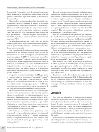 Demanda espontânea e planejamento estratégico no PSF de Pindamonhangaba


      de priorização é construído a partir de normas técnicas gerais,                De modo geral, gerentes e técnicos das unidades de saúde
      não de uma avaliação sistemática da realidade local, o que iria            planejam suas atividades informalmente e, via de regra, pelo
      garantir critérios mais específicos voltados às peculiaridades             senso comum. Os resultados de suas ações nem sempre geram
      de cada unidade.                                                           os resultados esperados, por isso é frequente a estratégia da
          Muito embora os discursos não tenham dado ênfase a um                  “tentativa e erro” (“quando a gente percebeu que as pessoas
      pensamento estratégico no modo de resolver os problemas,                   estavam buscando a intercorrência para passar em consulta
      o planejamento é uma atividade inerente ao ser humano21.                   médica, a gente chegou num consenso nas reuniões de equi-
      Assim, nas unidades estudadas, é o senso comum e não o                     pe. A gente estipula cinco, no final ele não deixa de atender
      planejamento estratégico que define o objetivo a ser alcan-                ninguém”). Não há, portanto, predomínio do pensamento
      çado (“não se faz, né, só faz planejamento nosso mesmo, mas                estratégico para a execução dos planos.
      acho que não tem”). Acrescido do prazo para se obter os                        Estes não são baseados em uma prioridade que correspon-
      resultados esperados, é o que se denomina momento nor-                     da à realidade local, mas por normas técnicas comuns a todos
      mativo do PES10.                                                           os serviços, geralmente, diretrizes do Ministério da Saúde.
          As falas não evidenciam que a equipe trace um objetivo                 Tais planos originam-se de objetivos elaborados ora pela ge-
      de modo participativo. Logo, não há sinergia entre gerente e               rência centralizadora, ora pelo acordo casual e cordial entre os
      técnicos para que todos se voltem à elaboração de uma meta                 integrantes da equipe, os quais tendem a ser mais comprome-
      única, pertinente a todos.                                                 tidos com a hierarquia do que com o alcance de uma meta.
          Sem plano de ação definido e um objetivo comum para                        Como as mudanças no processo de trabalho não resulta-
      a resolução de um problema, corre-se o risco de que, du-                   ram de um planejamento estratégico, não é sem motivo que
      rante a análise da viabilidade do plano, considerado o mo-                 predominam as seguintes falas: “a bagunça está instituciona-
      mento estratégico do PES17,18, muitos sejam os conflitos                   lizada”; “sem perspectiva pra mim”; “que se lasque, a popula-
      a serem enfrentados (“então está assim, completamente                      ção vai se acostumando”; “não tem organização”.
      desorganizado, mas é um problema que depende assim, de                         Para modificar esse cenário, é preciso que a instituição
      hierarquia, o coordenador fala e todo mundo fala a mesma                   dê ênfase ao processo de aprendizagem, pois é a partir dele
      língua”), levando-se em conta que é, nessa fase, em que se                 que a pessoa pode aprender a perceber ou a reinterpretar
      mapeiam os atores que podem cooperar ou se opor ao pro-                    uma situação, aprender como aplicar essa percepção para a
      jeto (“porque não mandaram, o problema é esse, só faço o                   formulação de uma ação e aprender como implementar as
      que me mandam”)4.                                                          ações pretendidas20.
          É esperado, no momento estratégico do PES, que geren-                      Finalizando, a análise dos resultados obtidos por meio dos
      te e técnicos reforcem “o que fazer”, “quem fará”, “quando”,               discursos dos atores sociais das USF de Pindamonhangaba
      “como”, “onde”, “com quem” e “com que recursos”10. Perce-                  não leva a crer que a condução da demanda espontânea que
      be-se que as unidades estudadas estão muito aquém de reali-                acessa os serviços de saúde esteja contemplada no PES, mes-
      zar um planejamento estratégico para quaisquer modificações                mo porque este não é realizado em nenhuma das unidades
      no serviço que se queira implantar, pois as etapas básicas de              estudadas.
      um planejamento estratégico estão sendo negligenciadas.
          O cenário estabelecido nas unidades não é favorável e, pelo
      fato de os dados provenientes das ações de saúde realizadas                Conclusão
      não serem transformados em informações (quando o são, as
      informações obtidas não contam com uma avaliação técnica                       Conclui-se que não utilizar o planejamento estratégico
      e formal, mesmo que houvesse um objetivo comum), o pro-                    para resolver os problemas da unidade pode gerar outros pro-
      cesso comunicativo vigente não daria conta de que as ideias                blemas: baixa qualidade na assistência sob a ótica do usuário,
      relacionadas ao projeto fossem transmitidas para os atores so-             desgaste da equipe e do gerente, excesso de reclamações, di-
      ciais envolvidos, no intuito de que pudessem percebê-las e se              vergências entre o que a equipe e o usuário consideram im-
      situarem perante suas responsabilidades.                                   portantes e, para o caso da condução da demanda espontânea,
          Por último, há o momento tático-operacional, o qual                    a crença de que a manutenção da inércia local dê conta da
      corresponde à programação de curto prazo e inclui a tomada                 acessibilidade para toda a população que é de direito e garan-
      de decisão, controle e avaliação17,18. Assumir essa proposta               tida em lei.
      estratégica de planejamento pode ser uma forma de cons-                        Acredita-se que, num ambiente em que o processo de tra-
      truir um novo modo de pensar que supere a rotina e a inér-                 balho é fragmentado, onde as rotinas não são revisadas, a co-
      cia burocrática10.                                                         municação é ineficaz, os registros não garantem informações,


140   Rev bras med fam comunidade. Florianópolis, 2011 Abr-Jun; 6(19): 133-41.
 