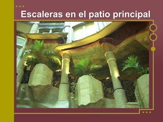 Escaleras en el patio principal
 