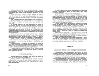Essa cerimónia, longe de ser compreendida pela maioria
dos candidatos, é um ato muito significativo, cuja verdadeira
importância está oculta sob a verdadeira aparência do véu
exterior.
A palavra Iniciação, derivada da latina «Initiare» de initium,
início ou começo, deriva-se de duas: in, para dentro, e ire, ir,
isto é, ir para dentro ou penetrar no interior e começar novo estado
de coisas.
Mas, quem entra e como se pode entrar no mundo interno?
Da etimologia da palavra depreende-se que o significado
da Iniciação é o ingresso no mundo interno para começar uma
nova vida.
A Iniciação maçónica é jóia inestimável na coroa do
sim-bolismo. Na loja, há um quarto de reflexão, símbolo do
interior do homem. Todo homem, ao cerrar os sentidos ao mundo
externo, acha-se em seu quarto de reflexão, isolado na
obscuridade que representa as trevas da matéria física que
rodeiam a alma até a completa maturação. Este interior obscuro é o
estado de consciência do profano que vive sempre fora do templo
no meio das trevas.
Desde o momento em que o praticante começa a dirigir a
luz do pensamento concentrado para seu mundo interior, a Ilumi-
nação principia a invadir seu templo, pouco a pouco, e o domínio
de sua mente equivale ao azeite que alimenta a lamparina acesa.
Então, o Inicido é aquele ser que dirige seu pensamento ao
mundo interno, mundo do espírito, que o conduz ao conheci-
mento próprio e ao do Universo, do Corpo e dos Deuses que
nele habitam.
O Espírito único e Universal se diversifica em todos os
seres que se acham no COSMOS. ESTES DEUSES DO UNI-
VERSO TÊM SEUS REPRESENTANTES NO CORPO DO HOMEM
E ESTES REPRESENTANTES CHAMAM-SE ÁTOMOS.
Por isso disse Hermes e com razão: «O que está em cima é
como o que está embaixo»; e por isso disse Jesus: «O reino de
Deus está dentro de vós».
A PORTA DA INICIAÇÃO
A porta da Iniciação verdadeira, que conduz ao Reino de
Deus, no mundo Interno, é o CORAÇÃO.
A Igreja Católica tem dedicado grande parte de seu culto
ao Coração de Jesus e ao Coração de Maria, objetivando, talvez,
essa prática para que o homem, com o tempo, tenha a felici-
dade de subjetivá-la.
Há uma lei ignorada por muitos que é a seguinte: Para onde
se dirige o pensamento, dentro do corpo, para lá aflui maior
quantidade de sangue.
Ultimamente essa lei foi provada cientificamente.
Desde que o homem, filho pródigo do Pai Celestial, deam-
bula no deserto da matéria, alimentando-se dos prazeres que de-
bilitam a alma e o corpo, tem havido, dentro de seu coração, uma
voz silenciosa que o tem chamado, com insistência, para que
volte a seu lar; porém o homem, embebido em seus prazeres
materiais, não a ouve. O aspirante a ouve e responde à sua cha-
mada quando retorna a seu coração.
Em sua busca Interna, encontra oito guias em diferentes
etapas do caminho, cuja missão é conduzir o Iniciado, se os
segue até o fim, à presença do Pai, à União com o Infinito.
O Homem, nesta natureza emigratória, acende em seu
cen-tro-coração a estrela de Belém do Cristo nascido; então
os três Reis Magos (corpo vital, corpo de desejos e corpo mental)
devem seguir a estrela de Cristo em direção do coração até
chegar ao Pai.
O Tabernáculo no deserto é o corpo humano no mundo; é
o homem peregrino até a Eternidade. Este Microcosmos move-se
ciclicamente num círculo ao redor do Deus íntimo que reside em
seu interior e que é origem e meta de tudo.
Dentro do Tabernáculo-corpo acha-se desenhada a repre-
sentação de coisas celestiais e espirituais. Este corpo humano
deve ser venerado em todas as suas partes e devem ser com-
preendidas todas as suas sublimes e gloriosas realidades.
Capítulo VI
A INICIAÇÃO EGÍPCIA E SUA RELAÇÃO COM O HOMEM
Todo aspirante deve compreender os mistérios da Inicia-
ção antiga para poder compreender e praticar, em consciência,
a verdadeira Iniciação moderna. Todos os Mistérios Antigos
eram símbolos de coisas futuras que devem suceder.
Para poder compreender a verdade, devemos estudar os
símbolos antigos que são o caminho mais reto até a sabedoria.
Os Egípcios praticavam a Iniciação na Grande Pirâmide.
Este monumento maravilhoso jamais foi tumba de Faraós, como
pretendem demonstrar alguns sábios. A Grande Pirâmide é fide-
40 41
 