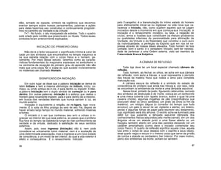 dião, armado de espada, símbolo da vigilância que devemos
exercer sempre sobre nossos pensamentos, palavras e ações
para deles fazermos uso construtivo e continuamente progredir-
mos no caminho da Verdade e da Virtude.
7<? - No fundo, o céu mosqueado de estrelas. Todo o quadro
está orlado pelo cordão que prescrevem os rituais. Todos esses
símbolos foram anteriormente explicados.
INICIAÇÃO DO PRIMEIRO GRAU
Não deve o leitor esquecer o significado íntimo e valor de
cada um dos símbolos que encontramos no templo maçónico e
na sua estreita relação com o corpo físico e o homem, ge-
ralmente. Por meio desse estudo, veremos como as caracte-
rísticas fundamentais da maçonaria expressas no simbolismo e
na cerimónia da recepção do primeiro grau do aprendiz não são
mais que uma cópia fiel e exata do que sucede invisivelmente
no misterioso ser chamado Homem.
SIGNIFICADO DA INICIAÇÃO
Em outro lugar se disse que a palavra iniciação se deriva do
latim Initiare e tem a mesma etimologia de initium, início, co-
meço, ou vindo ambas de in-ire, ir para dentro ou ingredir. Então,
a palavra Iniciação tem o duplo sentido de começar ou ir para
dentro. Em outras palavras: iniciação é o esforço que realiza o
homem para novamente ingredir, para ir para dentro de si mesmo,
em busca das verdades eternas que nunca saíram à luz, ao
mundo externo.
Iniciação é equivalente a religião, de re-ligare, ligar nova-
mente. É a volta do filho pródigo ao seio de seu Pai, depois de
haver errado largo tempo no mundo material, sofrendo misérias
e fomes.
O iniciado é o ser que conheceu seu erro e volveu a in-
gressar ao interior de sua casa paterna, ao passo que o profano
fica fora do templo da Sabedoria longe do real conhecimento da
verdade e da virtude, dedicado à satisfação de seus sentidos
externos.
Assim, pois, esse ingresso (Iniciação) não é, nem pode
considerar-se unicamente como material, nem é a aceitação de
uma determinada associação, mas o ingresso a um novo estado
de consciência, a um modo de ser interior, do qual a vida exterior é
efeito e consequência. É o renascimento indicado
pelo Evangelho; é a transmutação do íntimo estado do homem
para efetivamente iniciar-se ou ingressar na vida nova que ca-
racteriza o Iniciado, não, como supõem aqueles que se julgam
iniciados desde o momento em que começa sua Iniciação. A
Iniciação é o renascimento iniciático, ou seja, a negação de
vícios, erros e ilusões que constituem os metais grosseiros
ou qualidades inferiores da personalidade para afirmação da
Verdade, da Virtude e da Realidade que constitui o ouro puro
da Individualidade, a perfeição do Espirito que em nós se ex-
pressa através de nossos ideais elevados. Todo homem de boa
vontade, bom e santo, é o verdadeiro Iniciado, sem ter necessi-
dade de pertencer a uma Ordem externa, visto ser membro da
Fraternidade Branca Subjetiva.
A CÂMARA DE REFLEXÃO
Toda loja deve ter um local especial chamado câmara de
reflexão.
Todo homem, ao fechar os olhos, se acha em sua câmara
de reflexão, com asilo e trevas, a qual representa o período
das trevas da matéria física que rodeia a alma para completa
maturação sua.
A câmara escura da reflexão é o símbolo do estado de
consciência do profano que anda nas trevas e, por isso, nela
se encontram os emblemas da morte e uma lâmpada sepulcral.
Nesse local, pintado de preto, figurando catacumba, cercado
dos símbolos de destruição e de morte, coloca-se um tamborete
e uma mesa coberta com tapete branco, sobre o qual há uma
caveira (morte), algumas migalhas de pão (insignificância que
procuram obter os cinco sentidos), um prato de cinza (o fim da
matéria), um relógio dágua (o corredor do tempo que tudo
envolve); um galo (o dever de ser vigilante e alerta); um tinteiro,
penas e algumas folhas de papel para escrever seu testamento,
cujo significado será dito alhures. O recinto acha-se iluminado pela
débil luz que expande a lâmpada sepulcral (lâmpada dos
conhecimentos físicos adquiridos pela mente carnal); em um dos
ângulos vê-se um ataúde junto a uma fossa aberta ou um
hipogeu também aberto em uma das paredes deixando ver um
cadáver amortalhado (como deve o iniciado contemplar seu
corpo físico). O quarto de reflexão significa aquela crise, aquela
luta entre o corpo de seus desejos com o espírito e seus ideais;
esse quarto negro e escuro é o mesmo corpo que serve de prisão,
de tumba e ataúde ao verdadeiro Ser Interior. Por esse motivo,
perto dos emblemas da morte, acham-se também
86 87
 