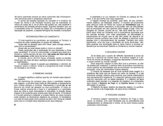 de bons costumes porque os maus costumes são intransponí-
veis barreiras para o progresso espiritual.
A ponta da espada apoiada no coração é o símbolo do
Poder do Verbo e da Verdade Intuitiva que se manifesta no
íntimo do nosso ser e, se os olhos não podem ver, não obstante o
sentimento da verdade sempre existe. Significa também que, se
o candidato entra no Templo do Saber por curiosidade ou para
aquisição de poderes, a espada flamígera da verdade o aniquilará.
INTERROGATÓRIO DO CANDIDATO
O interrogatório do candidato, ao ingressar no Templo, é
o exame de suas meditações no quarto de reflexão.
Quais são os deveres para com Deus, para consigo mesmo,
para com a humanidade?
Quais são as suas ideias sobre o vício e a virtude?
Essas perguntas são a explicação do que respondeu o Guia
pelo candidato. O vício é a escravidão, a cadeia que estorva o
homem e, sendo escravo de seu vício, não pode ser livre nem de
bons costumes; então deve tornar-se virtuoso.
A virtude, de vir, de Viril: força, virilidade, poder no sentido
moral que, por meio de seus «esforços pessoais, domina os vícios
ou debilidades».
O verdadeiro maçom é aquele que estabelece o domínio do
Superior sobre o inferior. Esse é o programa de todo iniciado
na Verdade e na Virtude.
A PRIMEIRA VIAGEM
A viagem significa o esforço que faz um homem para adquirir
seu objetivo.
Na cerimónia do primeiro grau deve o candidato realizar
três viagens: a primeira está cheia de dificuldades e apresenta-se
com muitos perigos e rumores. Representa a prova do ar ou
domínio do corpo de desejos ou sua purificação. O Guia ou
Cristo interior ensina-lhe o bom e o verdadeiro e o candidato
deve ser dócil a suas insinuações e instruções. A direção dessa
viagem é de ocidente para oriente pelo lado do Norte. O Ocidente
é o mundo sensível e material; é a parte inferior do corpo humano
onde residem os fenómenos objetivos do universo. A Verdadeira
Luz nele se acha posta como quando se põe o Sol. Acha-se velada
como Isis e o Iniciado deve desvelá-la por seus esforços.
92
A realidade e a Luz nascem no Oriente ou cabeça do Ho-
mem. É ali que brilha com todo esplendor.
A viagem começa do ocidente, quer dizer, do seu conheci-
mento objetivo, da realidade exterior. O homem se encaminha
pela obscura noite do Norte em busca da Verdadeira Luz no
Oriente. Não devem assustá-lo a escuridão nem as dificuldades
que se encontram em seu caminho para chegar à Luz. Uma vez
chegado ao Oriente, mundo da luz, não deve deter-se; ao con-
trário deve voltar ao Ocidente com a consciência iluminada que
lhe permita arrostar, com mais serenidade, as dificuldades e
preconceitos do mundo que já não têm poder de desviá-lo do
caminho porque purificou seu corpo de desejos e dominou suas
paixões com o reconhecimento da verdade. Também tem outro
significado: uma vez que o candidato se acha iluminado, não
deve guardar sua iluminação para si, deve instruir e iluminar os
demais que se encontram todavia no Ocidente ou mundo material.
A SEGUNDA VIAGEM
Já se disse que o quarto de reflexão representa a prova da
terra ou o domínio do mundo físico. A primeira viagem é o do-
mínio do mundo de desejos; a segunda representa o triunfo sobre
o corpo mental ou mundo mental.
Esta segunda viagem é mais fácil que a primeira; já não
há obstáculos violentos. O esforço feito na primeira nos ensinou
como superar as dificuldades que se encontram no caminho da
evolução, uma vez dominados nossos desejos.
O choque de espadas que se ouve durante essa viagem é o
emblema das lutas que se travam em redor do iniciado. É a luta
individual consigo mesmo para dominar sua mente elaboradora
dos pensamentos negativos. É o segundo esforço para regrar a
vida em harmonia com os Ideais elevados. É o batismo da água
praticado pelas escolas; é a negação do negativo; é a preparação
para receber o Batismo de Fogo ou do Espírito Santo, ou seja, a
afirmação no positivo.
O Batismo da água, objetivo da segunda viagem, é a purifica-
ção da mente e da imaginação, de seus erros e defeitos.
A TERCEIRA VIAGEM
A terceira viagem representa o Batismo do Fogo e reali-
za-se, no entanto, com mais facilidade que os precedentes pois
desaparecidos os obstáculos e ruídos, só se ouve música suave,
profunda e harmoniosa.
93
 
