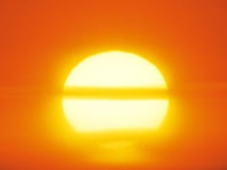 A primeira diz: A PESSOA QUE CHEGA É A PESSOA CORRETA. Nada surge em nossas vidas por acaso, todas as pessoas que nos rodeiam, que interagem com a gente, estão ali por alguma razão, para que possamos aprender e avançar em cada situação da vida.    A segunda diz: O QUE ACONTECE É A ÚNICA COISA QUE PODERIA TER ACONTECIDO.  Nada, absolutamente nada do que nos acontece, poderia ter acontecido de outra maneira, nem mesmo o detalhe mais insignificante. Não existe o se: "Se eu tivesse feito de tal maneira..." Não. O que aconteceu, aconteceu da única maneira que poderia ter acontecido e foi assim para que pudéssemos aprender a lição e seguir adiante. Todas e cada situação que nos acontecem são perfeitas, mesmo que a nossa mente e ego resistam e não queiram aceitar. A terceira diz: EM QUALQUER MOMENTO QUE ACONTECE É O MOMENTO CERTO. Tudo começa no momento correto, nem antes nem depois. Quando estamos preparados para o novo, o novo acontece em nossas vidas. 