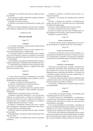 Boletim do Trabalho e Emprego, n.º 7, 22/2/2013
c) Dar posse aos membros eleitos para os órgãos nacionais
da ASAPOL;
d) Comunicar aos órgãos competentes qualquer irregulari-
dade de que tenha conhecimento;
e) Redigir as actas das reuniões;
f) Informar os associados das deliberações do órgão a que
preside;
g) Exercer as demais atribuições que lhe forem cometidas
pelos estatutos e regulamentos da assembleia-geral e eleitoral.
CAPÍTULO VIII
Direcção nacional
Artigo 27.º
Composição
1- A direcção nacional é o órgão de gestão, administração
e representação da ASAPOL.
2- A direcção nacional é eleita em lista conjunta com a
mesa da assembleia-geral e conselho ﬁscal.
3- A direcção nacional, em número ímpar, terá a composi-
ção de onze elementos, sendo um o presidente e haverá dois
suplentes que substituirão algum dos efectivos que se demita
ou seja demitido.
4- Ao presidente, como primeiro responsável pelo executivo,
compete a promoção e coordenação das actividades directivas.
5- A substituição dos elementos da lista da direcção nacio-
nal é feita aos candidatos efectivos e suplentes pela ordem
indicada na respectiva lista.
Artigo 28.º
Atribuições
1- Cabe à direcção nacional a coordenação da actividade
da associação, em conformidade com os estatutos e com as
deliberações dos órgãos nacionais.
2- Compete em especial à direcção nacional:
a) Aprovar o regulamento do seu funcionamento;
b) Cumprir e fazer cumprir os estatutos;
c) Representar os associados junto das estruturas hierár-
quicas, órgãos de soberania e outras entidades nacionais e
estrangeiras;
d) Representar a associação em juízo e fora dele;
e) Elaborar e apresentar anualmente e com a devida ante-
cedência, ao conselho ﬁscal, o relatório de actividades e as
contas do ano ﬁndo, bem como o plano de actividades e o
orçamento para o ano seguinte, remetendo-os em seguida à
assembleia-geral para discussão e votação;
f) Elaborar o regulamento eleitoral, bem como o regula-
mento disciplinar, a apresentar oportunamente para discus-
são e aprovação pela assembleia-geral;
g) Discutir e aprovar as grandes linhas de acção e actuação
da associação;
h) Regulamentar a assistência jurídica prestada pela ASA-
POL aos sócios;
i) Nomear grupos de trabalho para estudo de quaisquer
problemas;
j) Elaborar e actualizar o inventário anual dos bens e va-
lores da associação;
l) Requerer a convocação da assembleia-geral extraordi-
nária;
m) Propor a alteração dos estatutos à assembleia-geral,
sempre que para tal for solicitado através de requerimento
devidamente fundamentado;
n) Exercer o poder disciplinar previsto neste estatuto;
o) Analisar a readmissão dos sócios expulsos;
p) Exercer as funções, que lhe foram cometidas pelos ór-
gãos dirigentes da associação e pelos presentes estatutos;
q) Redigir as actas das reuniões.
Artigo 29.º
Reuniões e funcionamento
A direcção nacional reunirá regularmente por convoca-
ção do presidente ou a pedido de dois dos seus membros.
Artigo 30.º
Executivo da direcção nacional
O executivo da direcção nacional tem por funções a co-
ordenação da actividade da associação, nos aspectos executi-
vos e administrativo, pautando a sua acção pelo cumprimen-
to das decisões da assembleia-geral e da direcção nacional.
Artigo 31.º
Vinculações e responsabilização
1- Para que a associação ﬁque vinculada é necessário que
os respectivos documentos sejam assinados por, pelo menos,
dois membros do executivo da direcção nacional, sendo,
obrigatoriamente o presidente da direcção e o secretário, ou
o tesoureiro, quando estiverem em causa compromissos ﬁ-
nanceiros ou realização de despesas.
2- A direcção nacional poderá constituir mandatário para
a prática de certos actos, devendo, para tal, ﬁxar com toda a
precisão o âmbito dos poderes conferidos.
3- A direcção é solidariamente responsável pelos actos da
sua administração.
Artigo 32.º
Destituição
1- Os membros da direcção poderão ser destituídos pela
assembleia-geral em caso de justa causa.
2- Constitui justa causa, nomeadamente, o comportamen-
to culposo que, objectivamente, ponha em causa a imagem
e bom-nome da associação ou a prática de actos que lesem
materialmente a associação.
3- No caso de destituição de um membro, o presidente da
mesa da assembleia-geral deverá de imediato, na mesma as-
sembleia em que ocorra a destituição fazer eleger um asso-
ciado para que o substitua até ao ﬁnal do mandato.
4- No caso de toda a direcção ser destituída, deverá o presi-
dente da mesa nomear uma comissão administrativa composta
por três associados que assegure a gestão corrente da associa-
ção e convocar eleições a realizar no prazo de noventa dias.
443
 