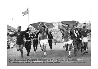 Tour d’honneur des champions brésiliens au Stade Rasunda de Stockholm.
En hommage à la Suède, ils arborent le drapeau suédois.         courtesy of : Worldcupblog.org
 