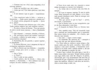 - Contente sem ver o Sol e sem companhia, só se
estivesse pataroca.
- Fazes um sacrifício que vale a pena...
-Achas que sim? Pois então ajuda-me a sair deste
inferno.
- É isso mesmo o que eu quero - responderam-
-lhe.
- Para mentirosa nada te falta - arriscou a
Sementinha. - Então queres ajudar-me e prendes-me?
- E, sempre curiosa, perguntou de seguida: - Quem
és tu, afinal?
- Sou a feiticeira mais feiticeira que o Sol cobre.
Tenho poderes mágicos que mais ninguém conhece...
-És talvez a bruxa da floresta... Uma que passeia
de noite a cavalo numa vassoura - disse a Sementinha
a rir.
- Que disparate - retorquiu, ofendida, a Feiticei-
ra. - Há, porventura, bruxas que montem vassouras?
- E perante o silêrf'cio da nossa amiga: - Acreditas
nessas histórias absurdas?
A Sementinha deu um guincho, a querer suportar
.. .as gargalhadas. '
- Se bruxas h~uvesse, com o progresso de hoje só
cavalgariam aspiradores eléctricos...
- Mas tu disseste que eras feiticeira - respondeu
a nossa amiga para ouvir a outra. - Quem és,
então?!
- Sou a Terra...
-A Terra?!...
- Sim. E estás no meu palácio.
- Lindo palácio, não há dúvida - disse, com
desprezo, a Sementinha. - Nem dinheiro tens para
comprar um reles candeeiro a petróleo...
36
A Terra riu-se mais uma vez, enquanto a nossa
amiga prosseguia no mesmo tom indignado:
- As visitas não se recebem com esta falta de
atenção...
- Aí é que te enganas, rapariga. Tu não és minha
visita. Estás prisioneira no meu palácio e só te liber-
tarás quando trabalhares muito. Nada se consegue sem
trabalho, minha amiga.
- Mas que queres tu que eu faça? - gritou,
desvairada, a Sementinha.
- Que te libertes como os teus companheiros, que
já vão bem adiantados a esta hora.
- O Amarelo de Barba Preta e o Serrano tam-
bém?
- Sim, também esses. Vais ser encantada como
eles e passarás por transformações que te espantarão.
Mas nunca deixes de trabalhar... Se o fizeres, apo-
drecerás num instante.
- Isso não! - rogou a nossa amiga.
- Os mandriões não merecem dó - retorquiu a
Terra num tom que não deixava dúvidas.
E a Terra calou-se, embora a nossa amiga a cha-
masse ainda para lhe pedir conselhos. Sem colher
resposta e sem outro remédio, a Sementinha acon-
chegou-se na prisão onde a tinham metido e, zás que
zás, vá de agatanhar as paredes da cela.
O pior é que o esforço lhe pedia água, e toca de a
beber, como podia e sem parar. Sempre sedenta, quanto
mais água bebia mais sede lhe chegava. E pensou,
aterrorizada, que o seu encantamento não teria fim, já
convencida de que a Feiticeira a iria matar no meio do
maior dos suplícios. «Morrer à sede deve ser terrível»,
dizia a nossa amiga a meia voz.
37
 