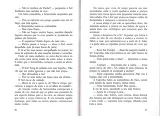 - Não te lembras do Pardal? - perguntou o Sol
Soalheiro num arzinho de riso.
Um tanto contrafeita, a Sementinha respondeu que
s1m.
- Pois se estiveste em perigo quando eras um só
bago, que fará agora...
A Sementinha sentiu-se confundida.
- Mas estas flores...
- Irão ser bagos, muitos bagos, nascidos daquele
baguito moreno que tu eras quando te prenderam no
palácio da Feiticeira.
- É espantoso! Então depois de tudo isto...
- Deixa passar o tempo - disse o Sol, numa
despedida, pois já eram horas de partir.
E lá se foi, num aceno, mergulhando no poente, no
meio do esplendor de uma mancha doirada e vermelha.
Cada vez mais soalheiro, no outro dia lá estava no
seu posto para atirar ondas de calor sobre a seara.
E tanto que a Sementinha começou a sentir-se afron-
tada.
- Ó Sol! Tom~ lá cuidado com esse fogaréu... Não •
vês que me podes ~ueimar e que não tem graça...
- Que delicadeza a tua!
- Pois se nem tenho um leque para me abanar...
O Sol riu-se da vaidade.
-Quem te viu e quem te vê! Não te chega, por-
ventura, a aragem da noite e os orvalhos da manhã?...
As tranças verdes da Sementinha começavam a
mudar de cor, sinal de que os grãos iam passando do
seu aspecto leitoso para o da cera, ao mesmo tempo
que todo o corpo endurecia. E era estranha aquela
mudança, pois todas as outras plantas continuavam
muito verdes.
56
Na seara, que vista de longe parecia um mar
esverdeado, onde o vento quebrava ondas e pintava
muitos tons, havia agora uma pequenina mancha ama-
relo-cobalto. Era o Sol que secava as tranças verdes da
Sementinha e começava a torná-las loiras.
A nossa amiga é que não se apercebera disto, tão
distraída andava, a pensar na sua beleza de agora e
ainda mais nos sortilégios que estariam para lhe
acontecer.
Quem a despertou foi a Sr.• Cegonha, que fizera o
ninho no alto de um choupo e andava a ensinar os
filhos a voar, pois aproximava-se a noite de S. João,
e a partir dela as cegonhas jovens teriam de viver por
Sl.
-Bom dia, Espiga!- disse-lhe naquela manhã a
Sr.• Cegonha, toda espaventosa no seu xale branco de
franjas pretas.
- Com quem estás a falar? - perguntou a nossa
arruga.
- Contigo - respondeu-lhe a outra. - Com
quem havia de ser?... Ou julgas-te uma princesa, lá
porque os caracóis te começam a aloirar?
- Estás enganada, minha alcoviteira. Não sou a
Espiga, mas sim a Sementinha.
A Cegonha bateu as castanholas do bico, assim
com modos de quem troçava, numa risota.
- Foste Sementinha, foste! Mas agora...
E riu de novo, sacudindo o seu xale branco.
- Agora és a Espiga Loira...
- Loira, não. Sofres, com certeza, dessa doença
dos homens que não distinguem as cores. Estou verde
e bem verde - repontou com energia, olhando para
toda a seara.
57
 