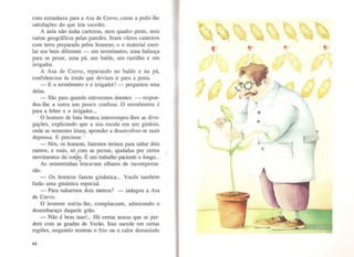com estranheza para a Asa de Corvo, como a pedir-lhe
satisfações do que iria suceder.
A aula não tinha carteiras, nem quadro preto, nem
cmtas geográficas pelas paredes. Eram vários canteiros
com terra preparada pelos homens; e o material esco-
lar era bem diferente - um termómetro, uma balança
para as pesar, uma pá, um balde, um rastilho e um
irrigador.
A Asa de Corvo, reparando no balde e na pá,
confidenciou às irmãs que deviam ir para a praia.
- E o termómetro e o irrigador? - perguntou uma
delas.
- São para quando estivermos doentes - respon-
deu-lhe a outra um pouco confusa. O termómetro é
para a febre e o irrigador...
O homem de bata branca interrompeu-lhes as diva-
gações, explicando que a sua escola era um ginásio,
onde as sementes iri~, aprender a desenvolver-se mais
depressa. E precisou: ·: "
- Nós, os homens, fazemos treinos para saltar dois
metros, e mais, só .com as pernas, ajudadas por certos
.., '
movimentos do corpo. E um trabalho paciente e longo...
As sementinhas 'trocavam olhares de incompreen-
são.
- Os homens fazem ginástica... Vocês também
farão uma ginástica especial.
- Para saltarmos dois metros? - indagou a Asa
de Corvo.
o homem sorriu-lhe, complacente, admirando o
desembaraço daquele grão.
-Não é bem isso!... Há certas searas que se per-
dem com as geadas de Verão. Isso sucede em certas
regiões, enquanto noutras o frio ou o calor demasiado
64
 