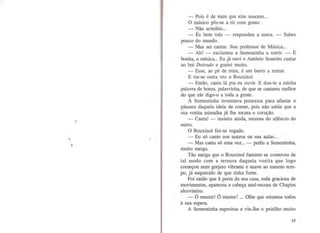 :-r
- Pois é de mim que elas nascem...
O músico pôs-se a rir com gosto:
- Não acredito...
- És bem tolo - respondeu a outra. - Sabes
pouco do mundo.
- Mas sei cantar. Sou professor de Música...
- Ah! - exclamou a Sementinha a sorrir. - É
bonita, a música... Eu já ouvi o António Seareiro cantar
ao boi Doirado e gostei muito.
-Esse, ao pé de mim, é um burro a zurrar.
E riu-se outra vez o Rouxinol.
- Então, canta lá pra eu ouvir. E dou-te a minha
palavra de honra, palavrinha, de que se cantares melhor
do que ele digo-o a toda a gente.
A Sementinha inventava pretextos para afastar o
pássaro daquela ideia de comer, pois não sabia que a
súa vozita mimalha já lhe tocara o coração.
- Canta! - insistiu ainda, receosa do silêncio do
outro.
O Rouxinol fez-se rogado.
- Eu só canto nos teatros ou nas aulas...
- Mas canta só uma vez... - pediu a Sementinha,
muito meiga.
Tão meiga que o Rouxinol faminto se comoveu de
tal modo com a ternura daquela vozita que logo
começou num gorjeio vibrante e suave ao mesmo tem-
po, já esquecido de que tinha fome.
Foi então que à porta da sua casa, toda graciosa de
movimentos, apareceu a cabeça azul-escura de Chapim
alcoviteiro.
- Ó mestre! Ó mestre! ... Olhe que estamos todos
à sua espera.
A Sementinha espreitou e viu-lhe o peitilho muito
17
 
