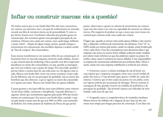 127
pamos, observamos o quanto os volumes de investimento em comuni-
cação não têm muito a ver com sua capacidade de construir ou reforçar
marcas. Há categorias de produto em que a marca que mais investe em
comunicação continua sendo uma cauda sem cometa.
É lógico que, quando as marcas estão sendo apenas infladas e não constru-
ídas, a dispersão e ineficácia do investimento são altíssimas. Você “vê” os
GRPs saindo aos montes pela janela, caindo na calçada, sendo levados pelo
vento e pela chuva. Uma das consequências mais desastrosas disso é que
empresas cuja marca ou marcas foram infladas acabaram sendo vendidas
por valores muito inferiores ao que elas poderiam esperar ou propor. Eu
credito a duas causas à existência de marcas infladas. E não responsabilizo
as empresas de comunicação isoladamente por nenhuma delas. Afinal, é
muito, muito raro essas empresas trabalharem à revelia de seus clientes.
•	A primeira causa é a nefasta mitologia do top-of-mind, um
caça-níqueis que a imprensa consagrou como uma crucial medida de
poder das marcas. O top-of-mind capta apenas o brilho da cauda dos
cometas. Cometas que só têm cauda são postos em um pódio, como
um suposto prêmio por sua posição de destaque. Marcas somente se
consagram de fato quando crescem em medidas de preferência e de
percepção de qualidade. Top-of-mind é apenas um indicador de noto-
riedade, nada mais do que isso.
•	 A segunda causa é a compulsiva busca de resultados imediatos.
Muitas marcas são infladas sob a alegação de que, hoje em dia, não
temos mais tempo para longos processos de construção. É um deus nos
Inflar ou construir marcas: eis a questão!
Há muitas marcas por aí com fundo falso! Elas têm uma característica
em comum: seu awareness, isto é, seu grau de conhecimento no mercado,
esconde sua falta de estrutura interna ou de personalidade. É como se,
por dentro, fossem ocas. Geralmente rebocadas por grandes gastos em
comunicação, elas sustentam apenas uma passageira percepção de sua
existência. Deixam uma cauda sem cometa, uma cauda longa, brilhante
e muito visível… Depois de algum tempo, porém, quando míngua o
investimento em comunicação, elas encolhem depressa e acabam saindo
da “lista de compras” dos consumidores.
Essas marcas transformam-se em naturais reféns de sua comunicação: só
funcionam bem no mercado enquanto estiverem sendo infladas. Aconte-
ce que comunicação de marketing é eficaz quando você deixa impressões
duradouras na mente dos consumidores, ou seja, quando as mensagens
que você usa evoluem com o passar do tempo. Por outro lado, quando é
preciso refazer a mesma lição de casa toda santa vez, há alguma coisa er-
rada. Marcas com fundo falso vivem esse eterno recomeço. Como nada
fica de definitivo, seja em sua percepção de qualidade, seja na clareza dos
benefícios que elas oferecem, o que se registra na mente dos consumido-
res é apenas um nome. Marcas com fundo falso são apenas infladas!
E posso garantir a você que inflá-las custa tanto dinheiro como construí-
-las de forma sólida, consistente e disciplinada. A grande diferença é a
seguinte: dizem que normalmente jogamos pela janela 50% dos investi-
mentos em comunicação. Em marcas com fundo falso, contudo, o que
vai pela janela é muito mais do que isso: 80% ou 90%, uma montanha
de dinheiro. Em vários projetos de Auditoria de Marca de que partici-
 