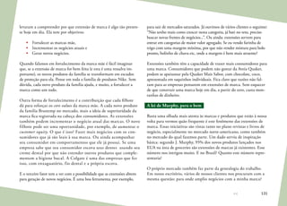 131
levaram a compreender por que extensão de marca é algo tão presen-
te hoje em dia. Ela tem por objetivos:
•		 Fortalecer as marcas mãe,
•		 Incrementar os negócios atuais e
•		 Gerar novos negócios.
Quando falamos em fortalecimento da marca mãe é fácil imaginar
que, se a extensão de marca for bem feita (e esta é uma ressalva im-
portante), os novos produtos da família se transformam em escudos
de proteção para ela. Pense em toda a família de produtos Nike. Sem
dúvida, cada novo produto da família ajuda, e muito, a fortalecer a
marca como um todo.
Outra forma de fortalecimento é a contribuição que cada filhote
dá para reforçar os core values da marca mãe. A cada novo produto
da família Brastemp no mercado, mais a ideia de superioridade da
marca fica registrada na cabeça dos consumidores. As extensões
também podem incrementar o negócio atual das marcas. O novo
filhote pode ser uma oportunidade, por exemplo, de aumentar o
customer equity. O que é isso? Fazer mais negócios com os con-
sumidores que já são leais à sua marca. Ou ainda acompanhar
seu consumidor em comportamentos que ele já possui. Se uma
empresa sabe que seu consumidor escova seus dentes usando seu
creme dental por que não estender outros produtos que comple-
mentem a higiene bucal. A Colgate é uma das empresas que fez
isso, com enxaguatório, fio dental e a própria escova.
E o terceiro fator tem a ver com a possibilidade que as extensões abrem
para geração de novos negócios. É uma boa ferramenta, por exemplo,
para sair de mercados saturados. Já ouvimos de vários clientes o seguinte:
“Não tenho mais como crescer nesta categoria, já bati no teto, preciso
buscar novas frentes de negócios...”. Ou ainda: extensões servem para
entrar em categorias de maior valor agregado. Se eu vendo farinha de
trigo com uma margem mínima, por que não vender mistura para bolo
pronto, bolinho de chuva etc, onde a margem é bem mais atraente?
Extensões também têm a capacidade de trazer mais consumidores para
uma marca. Consumidores que podem não gostar da Aveia Quaker,
podem se apaixonar pela Quaker Mais Sabor, com chocolate, coco,
apresentada em saquinhos individuais. Fica claro que razões não fal-
tam para as empresas pensarem em extensões de marca. Sem esquecer
de que construir uma marca hoje em dia, a partir do zero, custa mon-
tanhas de dinheiro.
A lei de Murphy, para o bem
Basta uma olhada mais atenta às marcas e produtos que estão à nossa
volta para vermos quão frequente é este fenômeno das extensões de
marca. Essas iniciativas são vistas tanto no plano revistas e livros de
negócio, especialmente no mercado norte-americano, como também
no mercado do qual fazemos parte. Um dado serviu de inspiração
básica: segundo J. Murphy, 95% dos novos produtos lançados nos
EUA na área de groceries são extensões de marcas já existentes. Esse
número nos intrigou muito. E no Brasil? Quanto este número repre-
sentaria?
O próprio mercado também faz parte da genealogia do trabalho.
Em nosso escritório, vários de nossos clientes nos procuram com a
mesma questão: para onde amplio negócios com a minha marca?
 