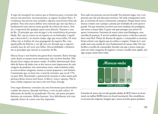 136
A regra do intangível nos mostra que as fronteiras para a extensão das
marcas não precisam, necessariamente, se esgotar no plano físico. A
vizinhança não precisa estar atrelada a alguma característica física do
produto. Para uma marca definir uma extensão que não seja física, é
fundamental uma clareza muito grande da essência da marca. Sem
ela, é impossível dar qualquer passo nessa direção. Vejamos o caso
da Bic. O princípio que está em jogo é o da transferência de persona-
lidade. Bic, seja na caneta ou no isqueiro ou no barbeador, é aquilo
que é descartável e, ao mesmo tempo, algo que nunca falha. Os mais
velhos irão se lembrar de uma propaganda do isqueiro Bic, com
aquela pilha de fósforos e, em off, uma voz dizendo que o isqueiro
acendia mais de mil vezes sem falhar. Descartabilidade e eficiência
são os princípios que movem as extensões de Bic.
Marcas fracas e sem história não geram boas extensões. Baixo leverage,
como dizem os autores norte-americanos, não cria boas famílias. Não
dá para fazer mágica em pouco tempo. A melhor demonstração disso:
além do banco de dados com as dez marcas mais importantes de cada
categoria de produtos, nós construímos outro, onde incluímos todas
as marcas dessas categorias, mesmo as muito pequenas e sem história.
Constatamos que, ao fazer isto, o total de extensões, que era de 77%,
cai para 46%. Resumindo: o potencial de extensão se reduz muito pela
presença destas marcas mais fracas. A ideia é: cresça e apareça. Não se
meta a balão enquanto sua marca não tiver força, leverage.
Uma regra elementar: extensões são uma ferramenta para desenvolver
o poder das marcas. Quando mal feitas, o tiro sai pela culatra. O
sobrenome da família sai prejudicado. Por isto, não pense precipita-
damente em extensões. Reflita bastante. Você dificilmente terá uma
segunda chance de causar uma boa impressão.
Para onde este processo está nos levando? Em primeiro lugar, este é um
processo que não tem data para terminar. Até onde conseguimos enxer-
gar, as extensões de marca continuarão a prosperar. Porque lançar novas
marcas é muito caro e porque a pressão por resultados de curto prazo é
grande. Em que momento ocorrerá uma nova mudança de paradigma,
não temos a menor ideia. E quem não quer proteger seus ativos? Só
quem é aventureiro. Extensões de marca criam uma blindagem, uma
muralha de proteção. E servem também para tornar a vida dos consumi-
dores mais fácil. Diante de dezenas de opções, o consumidor se encontra
frente-a-frente com alguém que já conhece e respeita. Tempo já é e será
ainda mais uma moeda de troca fundamental em nossas vidas. Por isto,
facilitar a escolha do consumidor, fazendo com que a marca esteja pre-
sente em várias categorias de negócio, e tornar a escolha mais rápida, será
algo sempre muito bem-vindo.
novos produtos
P.1 P.2 P.3 P.4 P.5
Marca-mãe
Extensões de marca são um dos grandes aliados do ROI (return on invest-
ment), ou melhor ROBI (return on brand investiment). Elas rentabilizam
os recursos das empresas. Imagine que a marca já tenha quatro produtos
 