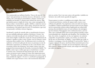 151
Vive acontecendo nas melhores famílias. Trata-se de uma das “do-
enças” mais perniciosas na vida das marcas e, obviamente, em sua
relação com o mercado de consumidores e clientes. Garanto que
atrapalha um bocado. É a doença mais infantil das marcas. Algo
que poderia parecer simples de evitar, mas, como consequência de
forças ocultas e incontroláveis, agride e debilita a saúde das marcas.
Surubrand é isso mesmo que o nome sugere, não preciso nem usar
textualmente a feia palavra que ele evoca. É exatamente o que você
está pensando: confusão, mistura, bagunça...
Surubrand é a perda de controle sobre as manifestações da marca
em suas múltiplas aplicações: gráficas, eletrônicas, virtuais. Sua
empresa está sendo atacada por um surubrand? Comece com um
teste muito simples: recolha dez cartões de visita de profissionais da
empresa e espalhe-os sobre a mesa. Pronto, você já começou a notar
a presença desse maldito vírus. As diferenças entre os cartões são
explícitas: na forma de aplicação da marca; na presença ou não do
sobrenome corporativo; na referência ou não a uma business unit;
na posição relativa dos elementos. Isso sempre começa com uma
pergunta bem-intencionada da Teresinha, secretária do Adolfo: “Sr.
Adolfo, como é que o senhor quer que eu mande fazer o cartão?”.
E termina com a orientação de bate-pronto que ele dá, normal-
mente sem pensar muito, porque há coisas mais importantes para
fazer: “Teresinha, acho que é melhor acrescentar no cartão o nome
desta unidade de negócio”. Aí está: é o surubrand se propagando. E
cuidado com os que fizeram o teste e não encontraram desacordo
Surubrand
entre os cartões. Este é um teste como os de gravidez, vendidos em
farmácia: não confie muito quando dá negativo.
Fossem apenas os cartões e o problema seria simples. Mas o mal
se alastrou por dezenas, centenas de espaços onde a marca e seus
atributos são aplicados. Sua arquitetura como um todo está exposta
ao problema. Empresas profissionais investem muito em seus progra-
mas de comunicação, porém acabam fragilizando esse esforço pela
presença descontrolada da marca, de seus atributos, das mensagens
que ela comunica. Preocupações com a essência da marca, com sua
alma, com o chamado DNA viram recursos poéticos quando a arqui-
tetura planejada não é obedecida com disciplina. Nos caminhões, nas
lojas, nos cartões, na papelaria, no site, nas regionais, nos anúncios
cooperados, nos patrocínios e apoios, nos eventos, na camiseta de
fim de ano, no chaveirinho, no display... é nesse habitat que reside, se
fortalece e se propaga o vírus do surubrand. E você me dirá: “Jaime, e
os guias e manuais de marca, não foram feitos exatamente para evitar
isso?”. De fato, foram. Contudo, não são tão frequentes como se po-
deria esperar e, mesmo quando existem, nem sempre são obedecidos
por todos na empresa.
 
