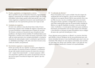 152
O surubrand tem insidiosas e múltiplas origens. Eis algumas:
1.	 Fusões, aquisições, recomposições e outros.
São os episódios em que as dimensões financeira, organizacional,
logística e operacional são tratadas em primeiro lugar. No fim das
prioridades, sobra tempo, quando sobra, para pensar como é que
vamos organizar a arquitetura da marca e suas manifestações. O
surubrand é um vírus oportunista: para ele, isso é sopa no mel.
2.	 Unidades de negócios.
Cá entre nós, sabemos como elas foram bem-vindas. O suru-
brand sente a mesma coisa. Unidade de negócio é uma força mo-
triz para flexibilizar a organização para a disputa de mercado.
No entanto, costuma ser um processo que cria polos de inde-
pendência e de disputa interna também. O surubrand adora essas
briguinhas e ciumeira entre irmãos da mesma corporação. Como
cada um acaba querendo criar a própria identidade e os próprios
elementos de representação visual, o surubrand se aproveita des-
sa “debilidade imunológica”. Ele sabe como fazer da marca uma
colcha de retalhos, um patchwork.
3.	 Escritórios regionais e representantes.
Gente que resolve dar um “tapinha” na marca para adaptá-la a
seus mercados. O controle da matriz é distante e o sentimento
de que todo mundo entende um pouco de marca leva esse pes-
soal – sempre bem-intencionado – a cometer pequenas violên-
cias conceituais e gráficas com a marca. Já presenciei casos em
que ela fica quase irreconhecível depois dos “ajustes” que eles
promovem.
4.	 “A sobrinha do diretor.”
Parece brincadeira, mas é a pura verdade. Uma das origens do
surubrand não está na empresa, e sim na casa de uma suposta
sobrinha de um suposto diretor. Ela fez uma escola de artes, tem
um Mac em casa e seu tio a considera uma pessoa com muito
bom gosto. Pronto, está feito o estrago! Ela vai mostrar ao tio
uma linda criação gráfica para que ele possa mudar a fachada da
fábrica, ou a capa do broadside, ou mesmo o verso do cartão de
visita. A sobrinha e o tio são apenas referências quase anedóticas.
Entretanto, já testemunhei casos em que, mesmo sem sobrinhas
e tios-diretores, as licenças ou quase brincadeiras com os códigos
da marca são a porta de entrada para o vírus.
O que algumas poucas empresas, no Brasil e no exterior, têm feito
para blindar a marca? Designar um de seus profissionais que real-
mente entendam da marca e suas manifestações para atuar como um
brandsitter. Não adianta ser uma empresa contratada, uma consulto-
ria, para fazer isso. Nesse caso, quando a mãe e o pai saem de casa,
alguém da própria família deve assumir tal responsabilidade.
 