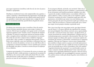 178
para erguer arquiteturas monolíticas onde elas não são nem um pouco
desejáveis e apropriadas.
Branding ou consultoria de marca estão comprometidos com a genética, a
cultura, a expressão e o desenvolvimento das organizações. Os pecados que
relacionei, pueris, do meu ponto de vista, refletem muito menos má fé de
seus operadores e muito mais o que comentei antes: o estágio de vida em
que nos encontramos ainda hoje, quando falamos de gestão de marcas.
Traídos pelo desejo
Os últimos anos mostraram como se manifesta a força de materia-
lização de desejos reprimidos durante muito tempo, no plano do
consumo. Mais do que em qualquer outro grupo social, os chamados
segmentos populares estão “tirando o atraso” de décadas de impulsos
recalcados. Os meios de comunicação mostram ad nauseam estudos
sobre a emergência desses indivíduos a novos patamares de consumo.
Mas ainda não está claro o impacto dessas verdadeiras migrações
sociais sobre a vida, os sonhos e as aspirações dessas pessoas. Uma re-
flexão menos explorada: como esses indivíduos se relacionam hoje com
a esfera do consumo de produtos e serviços em sua vida? Resta saber se
a propensão ao consumo de produtos e marcas contribui para construir
sua identidade mais plena e caminha na mesma direção da ampliação
de sua cidadania.
A pergunta que proponho é: O crescimento do acesso ao consumo, que
a expansão de renda e crédito permitem, os aproxima de seu projeto de
felicidade ou eles estariam sendo traídos pelo desejo? Eles são condu-
zidos pelo fascínio criado pelas marcas e produtos ou comandam esse
processo em nome de suas verdadeiras necessidades?
É uma pergunta delicada, incômoda, mas inevitável. Todos nós já
fomos expostos à sedução de marcas e produtos, e continuaremos a ser.
Já nos encantamos com benefícios puramente simbólicos sem saber
o quanto eles atendem verdadeiramente a necessidades utilitárias ou
apenas subjetivas. Todos, ou quase todos, já nos rendemos a apelos
irresistíveis na química do status. Compramos aquilo que talvez não
quiséssemos, com dinheiro que muitas vezes não tínhamos, para
mostrar para gente de quem não gostávamos aquilo que realmente não
somos. Tudo isso já aconteceu e continua acontecendo com as classes
que sempre tiveram posições cômodas na pirâmide social.
Mas o que ocorre hoje com esses grupos sociais, que alguns denomi-
nam de classes C e D, parece diferente das experiências de consumo
dos mais privilegiados. Estes últimos convivem com as oportunidades
de mercado e consumo há muito mais tempo e, de alguma forma, já
criaram mecanismos de controle e planejamento. A pergunta que fiz é
incômoda porque parece reacionária e discriminatória. Mas não é! Sua
intenção é propor um debate sobre quanto o movimento explosivo de
incremento do consumo é, efetivamente, sustentável para os segmentos
populares. Mais que isso: Empresas e marcas estão se programando
para estabelecer relações estáveis ou apenas convivendo oportunistica-
mente com essa marola? Será que a rapidez do avanço no poder de con-
sumo tem permitido que os novos consumidores criem uma saudável
“engenharia doméstica de orçamento” ou os está levando a entrar no
escuro e traiçoeiro túnel do endividamento? Como vamos fazer para
combinar nossa capacidade profissional de garantir a oferta de marcas
e produtos de qualidade com uma pedagogia do consumo consciente?
Ou também seremos traídos pelo desejo de ganhar muito dinheiro em
curto prazo?
 