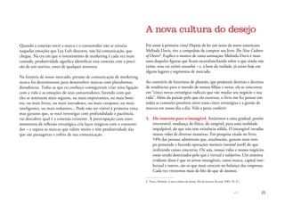<< 21
Quando a conexão entre a marca e o consumidor não se enraíza
naquelas emoções que Lya Luft descreve, não há comunicação, que
chegue. Na era em que o investimento de marketing é cada vez mais
contado, produtividade significa identificar essa conexão com a preci-
são de um ourives, antes de qualquer aventura.
Na história de nosso mercado, pressão de comunicação de marketing
nunca foi determinante para desenvolver marcas com plataformas
duradouras. Todas as que eu conheço conseguiram criar uma ligação
com a vida e as emoções de seus consumidores, fazendo com que
eles se sentissem mais seguros, ou mais importantes, ou mais boni-
tos, ou mais livres, ou mais inovadores, ou mais corajosos, ou mais
inteligentes, ou mais sedutores... Pode não ser visível à primeira vista,
mas garanto que, se você investigar com profundidade e paciência,
vai descobrir qual é a conexão existente. A preocupação com esses
momentos de reflexão estratégica cria laços mágicos com o consumi-
dor – e separa as marcas que valem muito e têm produtividade das
que são passageiras e reféns de sua comunicação.
A nova cultura do desejo
Foi amor à primeira vista! Depois de ler um texto da norte-americana
Melinda Davis, tive a compulsão de comprar seu livro The New Culture
of Desire4
. Explico o motivo de tanta animação: Melinda Davis é mais
uma daquelas figuras que ficam escarafunchando sobre o que ainda não
existe, mas vai existir amanhã – e, a bem da verdade, já existe hoje em
alguns lugares e segmentos de mercado.
Ao contrário de futuristas de plantão, que projetam dezenas e dezenas
de tendências para o mundo de nossos filhos e netos, ela se concentra
em “cinco novas estratégias radicais que vão mudar seu negócio e sua
vida”. Além da paixão pelo que ela escreveu, o livro me fez pensar em
todas as conexões possíveis entre essas cinco estratégias e a gestão de
marcas em nosso dia a dia. Vale a pena conferir:
1.	 Do concreto para o intangível. Assistimos a uma gradual, porém
irreversível, mudança do físico, do tangível, para uma realidade
impalpável, do que não tem existência sólida. O intangível invadiu
nossas vidas de diversas maneiras. Em pesquisa citada no livro,
54% das pessoas admitiram que, atualmente, gastam mais tem-
po pensando e fazendo operações mentais (mental work) do que
realizando coisas concretas. Ou seja, nossas vidas e nossos negócios
estão sendo dominados pelo que é virtual e subjetivo. Um sintoma
evidente disso é que os ativos intangíveis, como marca, capital inte-
lectual e outros, são os que mais crescem no balanço das empresas.
Cada vez viveremos mais de bits do que de átomos.
4	 Davis, Melinda. A nova cultura do desejo. Rio de Janeiro: Record, 2003. (N. E.)
 