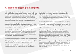 << 29
“If you only give people what they already want, someone else will give
them what they never dreamed possible” (Saatchi & Saatchi). Dessa frase
maravilhosa que li no site da American Marketing Association (AMA),
traduzo e faço uma interpretação livre: “Dê ao consumidor apenas
aquilo que ele diz querer e você sairá perdendo. Um dia certamente
aparecerá alguém – uma empresa ou marca – oferecendo aquilo que ele
nem suspeitava desejar tanto, até porque ele nunca julgou possível”.
Será que algum leitor de gibi pediu para lançarem uma revista em
quadrinhos com uma personagem brasileira, dentuça e cheia de idios-
sincrasias ou ela é fruto da inspiração de alguém chamado Mauricio de
Sousa, que propôs isso às crianças?
Será que, há algumas décadas, uma pesquisa em Curitiba detectou que
o consumidor pedia insistentemente uma loja onde pudesse comprar
produtos de perfumaria, cuidados pessoais e beleza e, plim!, estava
criada O Boticário? Não foi assim. Essa rede nasceu de sensibilidade
mercadológica e determinação empresarial.
Será que algum consumidor norte-americano pediu um dia algo assim:
“Neste país do fast-food, por que será que ninguém cria um slow coffee?”.
E, pronto, nascia a rede Starbucks? É lógico que não foi assim!
Cuidado, muito cuidado! O consumidor costuma olhar para frente
pelo espelho retrovisor. Ele só dá playback do que aprendeu. E diz o
que quer apenas baseado nas experiências já vividas. Nunca alguém
disse no Japão a Akio Morita: “Seu Morita, eu queria tanto que o
senhor inventasse um aparelho para ouvir música, mas que fosse bem
leve e que eu pudesse usar enquanto eu ando...”, mas a Sony entendeu
o que o consumidor queria e estava criado o walkman! E depois, num
ato de genialidade, veio o iPod.
O consumidor diz o que pensa e faz o que sente! Esta é a verdade que
não muda, apesar de toda tecnologia de investigação disponível hoje.
O consumidor é ótimo para julgar e péssimo para criar. Eu sei me sen-
tar à mesa e apreciar um maravilhoso risoto. Peça para eu ir à cozinha
prepará-lo. Desastre à vista.
Por que eu achei aquela frase da AMA maravilhosa? Em tempos
bicudos, muitas empresas e pessoas tomam atitudes naturalmen-
te defensivas. A pressão imediatista por resultados, a ascensão dos
táticos sobre os estratégicos, o risco de perder o posto ou o emprego,
enfim, o que um amigo meu brilhantemente resumiu como “o poder
da planilha sobre o PowerPoint” são as principais motivações desse
processo defensivo.
Defender-se é mais do que natural. Querer sobreviver, mais ainda. Para
isso, nem sempre a melhor estratégia de defesa é atender apenas às de-
mandas já conscientes e verbalizadas pelo consumidor. Eu só conheço
dois caminhos para evitar essa tática, que, aliás, nunca dá certo, de
jogar pelo empate:
O risco de jogar pelo empate
 