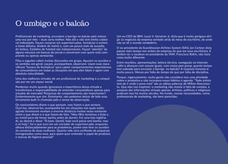 51
Profissionais de marketing, encostem a barriga no balcão pelo menos
uma vez por mês – duas seria melhor. Não dói e não tem efeito colate-
ral indesejado. Façam compras em supermercados, farmácias e evitem
o home delivery. Andem de metrô e, com um pouco mais de ousadia,
de ônibus. Estádios de futebol são indispensáveis. Façam “plantão” de
alguns minutos em bancas de jornal e conversem com quem está com-
prando ou apenas xeretando.
Filas e saguões valem muitas discussões em grupo. Apurem os ouvidos e
os sentidos em geral: ouçam, acompanhem, observem. Usem esse mara-
vilhoso “buraco da fechadura” para captar comportamentos espontâneos
de consumidores em todas as situações em que eles falam e agem com
absoluta naturalidade.
Uma das melhores virtudes de um profissional de marketing é a compul-
são por ser um voyeur social.
Perdemos muito quando ignoramos a importância dessa virtude e
transferimos a responsabilidade de entender consumidores apenas para
estudos de mercado! Pesquisas de comportamento são importantes?
Evidentemente que sim. Entretanto, não podemos deixar de lado essa
ferramenta built in chamada pele e senso de observação.
Os consumidores dizem o que pensam, mas fazem o que sentem.
Ouvi-los, observá-los, acompanhá-los em situações nas quais estão
agindo livremente revelam a enorme distância muitas vezes existente
entre o que dizem e o que fazem de fato. “Meu filho terminou a lição e
eu insisti para ele tomar banho antes de dormir. Foi uma luta inglória.
Aí, eu desisti e disse: ‘Tá bom, Daniel, hoje você passa sem banho, mas
é só hoje.”, foi o que ouvi em um corredor de supermercado, enquanto
olhava disfarçadamente para as prateleiras, porém sem tirar os ouvidos
da conversa de duas mulheres. Quanto vale uma confissão de pequenas
transgressões como essa, para quem quer entender o papel de produtos
e marcas de higiene pessoal?
Um ex-CEO da IBM, Louis V. Gerstner Jr, dizia que é muito perigoso diri-
gir os negócios da empresa sentado atrás da mesa do escritório, de onde
não se vê o mundo verdadeiro.
O ex-presidente da Scandinavian Airlines System (SAS) Jan Carlzon dizia
passar mais tempo nos aviões da empresa do que em seus escritórios. E
lembre-se: o saudoso ex-presidente da TAM, Francisco Rolim, não fazia
coisa muito diferente.
Entre reuniões, apresentações, leitura técnica, navegação na internet,
cafés e almoços com nossos iguais, com nosso peer group, quanto tempo
tem sobrado para encostar a barriga no balcão? A resposta honesta é:
muito pouco. Menos por falta de tempo do que por falta de disciplina.
Porque, ingenuamente, muita gente não considera isso uma atividade
nobre e produtiva e não incorpora esses hábitos à agenda. “Todo artista
tem de ir onde o povo está” são as sábias palavras de Milton Nascimen-
to. Que elas nos inspirem: o marketing não resiste à falta de contato, à
assepsia das informações virtuais apenas. Artistas, políticos e religiosos
praticam isso há muitos séculos. No fundo, nossas necessidades, como
profissionais de marketing, são bem parecidas.
O umbigo e o balcão
 