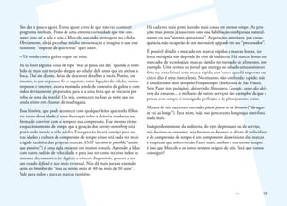 93
São dez e pouco agora. Estou quase certo de que não vai acontecer
programa nenhum. Fruto de uma enorme curiosidade que me con-
some, vou até a sala e vejo o Marcelo trocando mensagens no celular.
Obviamente, ele já percebeu minha aproximação e imagina o que esse
insistente “inspetor de quarteirão” quer saber.
– Tô vendo com a galera o que vai rolar.
Eu ia dizer alguma coisa do tipo “mas já passa das dez” quando o zum-
bido de mais um torpedo chegou ao celular dele antes que eu abrisse a
boca. Daí em diante, deixo de descrever detalhes a vocês. Porém, em
resumo, o que se passou foi o seguinte: entre ligações de celular, novos
torpedos e internet, estava montada a rede de conexões da galera e com
todos devidamente preparados para ir a uma festa que se iniciaria por
volta da uma da manhã! Ou seja, começaria na fase da noite que eu
ainda teimo em chamar de madrugada.
Essa história, que pode acontecer com qualquer leitor que tenha filhos
em torno dessa idade, é uma ilustração sobre a drástica mudança na
forma de conviver com o tempo e sua compressão. Esse mesmo ritmo
e equacionamento de tempo que a geração dos twenty-something está
praticando invade a vida adulta. Essa geração levará consigo para ou-
tras idades a cultura da compressão do tempo e isso será cada vez mais
exigido também das próprias marcas. ASAP (as soon as possible, “assim
que possível”) é uma sigla presente em muitos e-mails. Aprender a lidar
com outro padrão de velocidade, e para isso ter como recurso todos os
sistemas de comunicação digitais e virtuais disponíveis, passará a ser
um estado default e não mais eventual. Não dá mais para se esconder
atrás do biombo do “mas eu tenho mais de 40 ou mais de 50 anos”.
Vale para todos e para as marcas também.
Há cada vez mais gente fazendo mais coisas em menos tempo. As gera-
ções mais jovens já nasceram com essa habilitação configurada natural-
mente em seu “sistema operacional”. As gerações anteriores, por conse-
quência, não escaparão de um necessário upgrade em seu “processador”.
É possível dividir o mercado em marcas rápidas e marcas lentas. Ser
lenta ou rápida não depende do tipo de indústria. Há marcas lentas em
mercados de tecnologia e marcas rápidas no mercado de alimentos, por
exemplo. Uma revista ou jornal que entrega no sábado uma assinatura
feita na sexta-feira é uma marca rápida; um banco que dá respostas em
cinco dias é uma marca lenta. No entanto, não confunda: rapidez não
é imediatismo nem atropelo! Poupatempo (Prefeitura de São Paulo),
Sem Parar (em pedágios), delivery do Almanara, Google, same-day deli-
very da Amazon.... e milhares de outros serviços são exemplos de que a
pressa nem sempre é inimiga da perfeição e de planejamento ruim.
Muitos de nós nascemos ouvindo: piano piano se va lontano (“devagar
se vai ao longe”). Para mim, hoje isso parece uma longínqua metáfora,
nada mais.
Independentemente da indústria, do tipo de produto ou de serviço,
seja business-to-consumer, seja business-to-business, o driver de velocidade
e de compressão do tempo é um componente darwiniano das marcas
e empresas que sobreviverão. Fazer mais, melhor e em menos tempo:
é isso que Marcelo e os novos tempos exigem de nós. Será que vamos
conseguir?
 