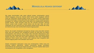 MENGELOLA REAKSI DEFENSIF
Kita dapat meminimalkan efek reaksi defensif dengan mendengarkan secara
reflektif tanggapan orang lain. Mereka efektif karena, ketika tanggapan defensif
orang lain dipantulkan kembali dengan hormat, itu memberi mereka kepercayaan
diri bahwa pandangan mereka telah diakui dan dipahami. Cukup mengulangi pesan
penegasan inti, meskipun efektif ketika dinilai dalam hal mengamankan perubahan
perilaku tertentu, dapat menyakiti orang lain dan merusak hubungan. Seorang
insinyur produk muda mungkin merasa bahwa, jika dia ingin maju, dia perlu
melepaskan diri dari mentornya dan menunjukkan kepada dirinya sendiri dan orang
lain bahwa dia siap untuk memikul lebih banyak tanggung jawab.
Namun, dia mungkin menghargai hubungannya dengan orang yang telah memberi
tanpa henti dari waktunya dan mengajarinya banyak hal yang perlu dia ketahui
mensukseskan awal karirnya. Dia mungkin tidak menyadari kebutuhannya akan
kemandirian atau perasaannya bahwa sudah waktunya untuk membuktikan dirinya
kepada orang lain. Anda pikir saya sudah melewatinya. Saya ingin menghentikan
pertemuan harian karena saya merasa sudah waktunya saya mengambil lebih
banyak tanggung jawab untuk pekerjaan saya sendiri.
Setelah menegaskan kebanyakan orang lupa mendengarkan. Ketika orang lain
membuat respons defensifnya, mereka memukulnya dengan pernyataan
konfrontatif lain dan pertempuran terjadi kemudian. Orang lain terjebak dalam peran
mendengarkan dan mengabaikan untuk menegaskan.
 