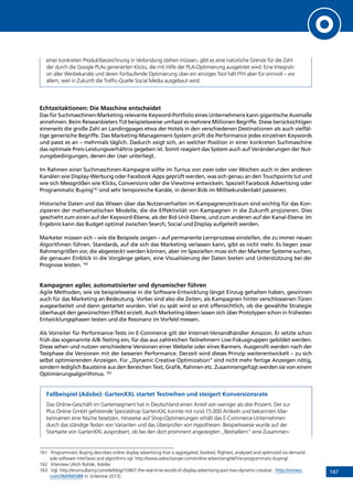 147
einer konkreten Produktbezeichnung in Verbindung stehen müssen, gibt es eine natürliche Grenze für die Zahl
der durch die Google PLAs generierten Klicks, die mit Hilfe der PLA-Optimierung ausgelotet wird. Eine Integrati-
on aller Werbekanäle und deren fortlaufende Optimierung über ein einziges Tool hält FFH aber für sinnvoll – vor
allem, weil in Zukunft die Traffic-Quelle Social Media ausgebaut wird.
Echtzeitaktionen: Die Maschine entscheidet
Das für Suchmaschinen-Marketing relevante Keyword-Portfolio eines Unternehmens kann gigantische Ausmaße
annehmen. Beim Reiseanbieters TUI beispielsweise umfasst es mehrere Millionen Begriffe. Diese berücksichtigen
einerseits die große Zahl an Landingpages etwa der Hotels in den verschiedenen Destinationen als auch vielfäl-
tige generische Begriffe. Das Marketing-Management-System prüft die Performance jedes einzelnen Keywords
und passt es an – mehrmals täglich. Dadurch zeigt sich, an welcher Position in einer konkreten Suchmaschine
das optimale Preis-Leistungsverhältnis gegeben ist. Somit reagiert das System auch auf Veränderungen der Nut-
zungsbedingungen, denen der User unterliegt.
Im Rahmen einer Suchmaschinen-Kampagne sollte im Turnus von zwei oder vier Wochen auch in den anderen
Kanälen wie Display-Werbung oder Facebook Apps geprüft werden, was sich genau an den Touchpoints tut und
wie sich Messgrößen wie Klicks, Conversions oder die Viewtime entwickeln. Speziell Facebook Advertising oder
Programmatic Buying161
sind sehr temporeiche Kanäle, in denen Bids im Millisekundentakt passieren.
Historische Daten und das Wissen über das Nutzerverhalten im Kampagnenzeitraum sind wichtig für das Kon-
zipieren der mathematischen Modelle, die die Effektivität von Kampagnen in die Zukunft projizieren. Dies
geschieht zum einen auf der Keyword-Ebene, als der Bid-Unit-Ebene, und zum anderen auf der Kanal-Ebene. Im
Ergebnis kann das Budget optimal zwischen Search, Social und Display aufgeteilt werden.
Marketer müssen sich – wie die Beispiele zeigen – auf permanente Lernprozesse einstellen, die zu immer neuen
Algorithmen führen. Standards, auf die sich das Marketing verlassen kann, gibt es nicht mehr. Es liegen zwar
Rahmengrößen vor, die abgesteckt werden können, aber im Speziellen muss sich der Marketer Systeme suchen,
die genauen Einblick in die Vorgänge geben, eine Visualisierung der Daten bieten und Unterstützung bei der
Prognose leisten. 162
Kampagnen agiler, automatisierter und dynamischer führen
Agile Methoden, wie sie beispielsweise in die Software-Entwicklung längst Einzug gehalten haben, gewinnen
auch für das Marketing an Bedeutung. Vorbei sind also die Zeiten, als Kampagnen hinter verschlossenen Türen
ausgearbeitet und dann gestartet wurden. Viel zu spät wird so erst offensichtlich, ob die gewählte Strategie
überhaupt den gewünschten Effekt erzielt. Auch Marketing-Ideen lassen sich über Prototypen schon in frühesten
Entwicklungsphasen testen und die Resonanz im Vorfeld messen.
Als Vorreiter für Performance-Tests im E-Commerce gilt der Internet-Versandhändler Amazon. Er setzte schon
früh das sogenannte A/B-Testing ein, für das aus zahlreichen Teilnehmern Live-Fokusgruppen gebildet werden.
Diese sehen und nutzen verschiedene Versionen einer Website oder eines Banners. Ausgerollt werden nach der
Testphase die Versionen mit der besseren Performance. Derzeit wird dieses Prinzip weiterentwickelt – zu sich
selbst optimierenden Anzeigen. Für „Dynamic Creative Optimization“ sind nicht mehr fertige Anzeigen nötig,
sondern lediglich Bausteine aus den Bereichen Text, Grafik, Rahmen etc. Zusammengefügt werden sie von einem
Optimierungsalgorithmus. 163
Fallbeispiel (Adobe): GartenXXL startet Testreihen und steigert Konversionsrate
Das Online-Geschäft im Gartensegment hat in Deutschland einen Anteil von weniger als drei Prozent. Der zur
Plus Online GmbH gehörende Spezialshop GartenXXL konnte mit rund 15.000 Artikeln und bekannten Mar-
kennamen eine Nische besetzen. Hinweise auf Shop-Optimierungen erhält das E-Commerce-Unternehmen
durch das ständige Testen von Varianten und das Überprüfen von Hypothesen. Beispielsweise wurde auf der
Startseite von GartenXXL ausprobiert, ob bei den dort prominent angezeigten „Bestsellern“ eine Zusammen-
161	 Programmatic Buying describes online display advertising that is aggregated, booked, flighted, analyzed and optimized via demand
side software interfaces and algorithms vgl. http://www.adexchanger.com/online-advertising/define-programmatic-buying/
162	 Interview Ulrich Rohde, Adobe
163	 Vgl. http://econsultancy.com/de/blog/10467-the-real-time-world-of-display-advertising-part-two-dynamic-creative , http://vimeo.
com/36690038# in: [interone 2013]
INHALT
 