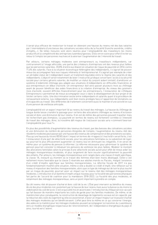 ACTUALITÉ & TENDANCES
174
il serait plus efficace de revaloriser le travail en obtenant une hausse du revenu net des bas salaires
par l’intermédiaire d’une baisse des cotisations sociales et/ou de la fiscalité (tranche exonérée, crédits
d’impôts,…). De telles mesures sont alors neutres pour l’employabilité des travailleurs les moins
productifs et la compétitivité des entreprises luxembourgeoises. Elles ont en outre pour effet d’inciter au
retour à l’emploi les personnes inactives et à valoriser l’augmentation de l’intensité de travail.
Par ailleurs, certains ménages modestes sont entrepreneurs ou travailleurs indépendants, car
contrairement à l’image véhiculée, une partie des créateurs d’entreprises ont des revenus plus faibles
que les personnes salariées. 20,8% d’entre eux étaient en situation de risque de pauvreté en 2016 contre
11,4% des salariés. Face à la situation économique hétérogène des indépendants, il s’agirait de pouvoir
mieux les accompagner face aux risques inhérents à l’entrepreneuriat. Il s’agirait par exemple de créer
un véritable statut de l’indépendant visant un traitement équitable entre le régime des salariés et des
indépendants. L’objectif serait notamment de lever l’insécurité juridique concernant l’accès à la sécurité
sociale pour certains gérants salariés, de modifier un statut du conjoint aidant limitatif, d’améliorer un
système d’indemnité chômage peu adapté aux situations d’indépendants en difficultés financières et
aux entrepreneurs en début d’activité. Un entrepreneur doit ainsi passer plusieurs mois au chômage
avant de pouvoir bénéficier des aides financières à la création d’entreprise. Au niveau des premiers
mois d’activité, souvent difficiles financièrement pour les entrepreneurs, l’instauration de «Chèques
Entrepreneurs» permettrait de mieux accompagner ceux-ci dans le développement de leur projet et de
limiter certains coûts. Une discrimination existe entre indépendants et salariés quant à la procédure de
reclassement externe. Les indépendants sont bien moins protégés face à l’apparition de limitations ou
d’incapacités au travail. Des différentes de traitement concernent aussi le maintien d’une activité en sus
d’une pension de vieillesse anticipée.
L’employabilité est un aspect important lié au revenu du travail des ménages. La hausse du chômage de
longue durée laisse craindre le passage pour certains des allocations chômages au revenu d’inclusion
sociale et donc une diminution de leur revenu. Il en est de même des personnes pouvant travailler mais
ne recherchant pas d’emplois. La pauvreté en termes de revenu est fortement corrélée à l’intensité
de travail des ménages. Ainsi, le troisième défi majeur de l’exclusion sociale sera «comment favoriser
l’employabilité pour tous?».
En plus des possibilités d’augmentation des revenus du travail, par des baisses des cotisations sociales
et une diminution du nombre de personnes éloignées de l’emploi, l’augmentation du revenu réel des
résidents modestes peut passer par une hausse des revenus de compensation et des prestations sociales.
Plus qu’une hausse du récent REVIS dont l’impact en termes de «trappes à l’inactivité» serait forte, c’est
l’instauration d’une part de sélectivité sociale, pour les allocations familiales ou la subvention de loyer,
qui pourrait le plus efficacement augmenter ce revenu tout en diminuant les inégalités. Il en serait de
même pour un système de pension à réformer. La réforme nécessaire pour pérenniser le système de
pension pourrait consister à réévaluer les pensions de vieillesse les plus faibles. Modeler le montant
des allocations familiales selon le principe d’une sélectivité sociale aurait pour effet de mieux aider les
ménages monoparentaux modestes, et plus largement de faire reculer significativement la pauvreté
des enfants. Par ailleurs, les ménages monoparentaux sont rangés dans une classe d’impôt spécifique,
la classe 1A, instauré au moment où le travail des femmes était bien moins développé. Celle-ci est
nettement moins favorable que la classe 2 réservée aux adultes mariés ou Pacsés, malgré l’existence
d’un crédit d’impôts spécifique aux familles monoparentales. La réforme fiscale de 2017 n’a pas
fondamentalement modifié cette situation, même si elle a doublé ce crédit d’impôt. Une réflexion sur le
niveau d’imposition des familles monoparentales, alors que ce type de ménage est de loin le plus touché
par un risque de pauvreté, pourrait avoir un impact sur le revenu réel des ménages monoparentaux
modestes. L’introduction d’un barème d’impôt unique nouveau pour la fiscalité des personnes physiques
fait partie de l’accord de coalition pour la mandature 2018-2023. La fiscalité des plus modestes, et
notamment des ménages monoparentaux, sera un point important à prendre en compte.
Qui dit revenu réel dit pouvoir d’achat et donc coût de la vie. L’État peut intervenir au bénéfice du niveau
de vie des plus modestes non seulement par la hausse de leur revenu mais aussi la baisse ou du moins la
stabilisation du coût de la vie. C’est ce qui a été mis en œuvre avec l’introduction du chèque service-accueil
qui fait baisser de manière importante les coûts de garde pour les familles modestes. De même, et de
manière bien plus conséquente, la construction de davantage de logements sociaux est en capacité, par
la réduction des coûts du logement qu’elle occasionnerait, d’avoir un impact majeur sur le pouvoir d’achat
des ménages modestes qui en bénéficieraient. L’effet peut être le même en ce qui concerne l’énergie,
des aides en la matière pour les ménages modestes pouvant accompagner la transition du Luxembourg
vers un modèle énergétique respectueux de l’environnement, de l’indépendance énergétique du pays et
ainsi, tourné vers l’avenir.
 