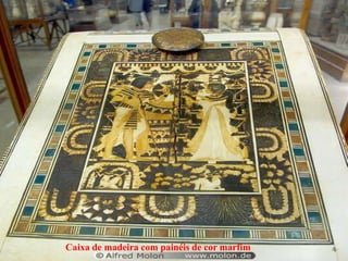 Caixa de madeira com painéis de cor marfim