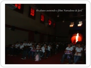 Os alunos assistindo o filme Narradores de Javé