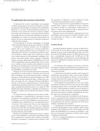 O PAÍS SOCIOECONÓMICO
Actividades da terra
A exploração dos recursos extractíveis
A exploração dos recursos mineralógicos num qualquer
território, pressupondo a sua existência, depende da tecnolo-
gia disponível, das facilidades de transporte, das possibilidades
financeiras e da visão desenvolvimentista prevalecente no
momento. O seu carácter não renovável, o impacte ecológico
provocado pela sua extracção, a concorrência de outros locais
com jazidas mais ricas e/ou de maior facilidade de operação, a
instabilidade das cotações nos mercados internacionais, são
factores de peso no aparecimento de obstáculos temporais à
exploração destas riquezas.
O recenseamento de recursos mineralógicos em Portugal
revela uma grande dispersão, quanto à sua existência e variedade.
A extracção de minérios metálicos vem de longínquos
tempos; sabe-se, por exemplo, que os romanos exploraram,
entre outras, algumas jazidas de ouro; mas actualmente o seu
significado não é relevante. A actividade nas jazidas de mine-
rais energéticos é muito antiga; mas o carvão que se extraía
esteve sempre longe de ser, pela quantidade e qualidade, com-
petitivo com outras jazidas, mesmo europeias. A produção
máxima, em pouco ultrapassando as 600 000t/ano ocorreu em
1959, acompanhando um surto industrial que então se verifi-
cava e, embora as reservas tenham sido avaliadas em mais de
80 milhões de toneladas, pelos anos 90 do século passado já
laborava uma só mina (Pejão), com uma produção da ordem
das 200 000t/ano, actualmente encerrada.
Portugal, com reservas de urânio relativamente importantes,
em particular no centro interior, e destaque para as áreas de
Viseu e Portalegre, foi um dos primeiros países a explorá-lo,
logo após a sua descoberta nas jazidas da Urgeiriça, em 1907,
embora o fizesse para extracção de rádio e o urânio fosse rejei-
tado como ganga. Só com o advento da II Guerra Mundial se
dá valor a este recurso, matéria-prima para a energia nuclear,
actualmente produzida por fissão dos seus átomos; a sua explo-
ração, a princípio descontrolada, passou a ser, a partir de 1962,
dirigida pelo Estado. Entretanto a exploração na Urgeiriça ter-
minou, em sequência do encerramento da empresa em finais
de 1993.
Os minerais ferrosos, indispensáveis para diversas indús-
trias metalúrgicas e metalomecânicas, apresentam reservas
consideráveis, nomeadamente em Moncorvo, Marvão, Cercal
do Alentejo e na área de Cuba-Vidigueira; mas, mais uma vez,
a qualidade pouco satisfatória torna a sua exploração de pou-
co interesse. Dos minerais não ferrosos mais importantes,
como cobre, tungsténio, estanho e até ouro, só a exploração
de pirites no Sul do País, para indústrias químicas, resistiu até
aos nossos dias mas, mesmo assim, até a mina de Neves Corvo,
uma das principais, já foi fechada.
Restam como actividades extractivas de sucesso, a explora-
ção de rochas industriais e ornamentais principalmente liga-
das à construção civil – granitos, xistos, calcários – que ganha-
ram fama no estrangeiro e contribuem para melhorar o valor
das exportações. O Alentejo é o maior produtor de rochas
ornamentais, principalmente mármores e granitos.
As águas minerais têm boas potencialidades de desenvol-
vimento, dada a riqueza e variedade de recursos, utilizadas
nas estâncias termais e na alimentação, evidenciando-se o
Norte e o Centro do Continente onde se registam perto de
três quartos dos recursos hidrominerais.
Apesar de uma base diversificada, a exploração de recursos
mineralógicos tem um interesse económico limitado, o mes-
mo acontecendo em relação ao valor estratégico, aqui, à
excepção do urânio.
A última década
A produção global da indústria extractiva na última déca-
da do século XX cresceu 30% em termos de riqueza gerada,
passando de pouco mais de 480 milhões de Euros em 1991,
para mais de 620 milhões de Euros em 2001, período esse em
que a produtividade aumentou (de 34 000 para 54 700
Euros/trabalhador), em grande parte à custa da diminuição do
número de trabalhadores (emprego directo) de 14 150 para
cerca de 11 400.
— As alterações mais negativas ocorreram no subsector
dos minerais energéticos pelo abandono da produção de car-
vão (1994) e pela diminuição drástica da produção de urânio,
entretanto terminada;
— relativamente aos minérios metálicos, pelo arranque da
produção de concentrados de cobre e zinco na mina de Aljus-
trel em 1991 (interrompida em 1993 por razões técnicas e
evolução desfavorável da cotação dos metais), e pela paragem
da produção de ouro da mina de Jales em 1992;
— pela produção de concentrados de cobre e de estanho
provenientes da mina de Neves-Corvo, que em 1991 atingiu
a produção máxima destes concentrados (158 mil toneladas
de cobre e 5 300 toneladas de estanho), mas, de então para cá,
a produção tem vindo a decair em consequência da diminui-
ção do teor dos minérios extraídos, principalmente de estan-
ho, cujas reservas praticamente se esgotaram;
— depois de um período de actividade de mais de quaren-
ta anos, a produção de ferro-manganés proveniente da mina
do Cercal (distrito de Setúbal) terminou em consequência do
desmantelamento do alto forno siderúrgico do Seixal, única
unidade consumidora deste minério;
— a produção de concentrados de tungsténio, provenien-
te da mina da Panasqueira tem-se mantido, embora muito
irregular (1 029 toneladas em 1997 e 435 toneladas em 1999)
apesar das dificuldades de escoamento da produção, o que
levou ao encerramento temporário em 1994 ao qual se seguiu
a mudança de proprietário.
Prevê-se o arranque da produção de concentrados de zin-
co com cerca de 50 000t/ano.
164 ATLAS DE PORTUGAL IGP
871_05_Miolo_Pags131a174 06/02/02 9:57 Página 164
 