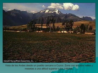 Vista de los Andes desde un pueblo cercano a Cuzco. Zona con amplios valles y
                 mesetas a una altitud superior a los 1980 m .
 