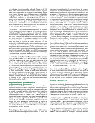 4
metodológica. Esses dois estudos, ambos de Pope e col. (1998,
2000), foram feitos com recrutas do sexo masculino das forças ar-
madas. Os 1284 indivíduos que participaram dos grupos de alonga-
mento tiveram 181 lesões contra 200 lesões entre os 1346 soldados
nos grupos controle, sem diferença estatisticamente significativa.
É interessante que Pope e col. (2000) observaram que apesar de
parecer que o alongamento não teve nenhum efeito aparente no
risco de lesão, provou-se que o nível de preparo aeróbico era um
fator poderoso e consistente do risco da lesão, tanto que o menos
preparado aerobicamente apresentava um risco 14 vezes maior de
ter uma lesão que aqueles com melhor preparo.
Thacker e col. (2004) fizeram uma ampla pesquisa na literatura
sobre o alongamento para prevenção de lesões, incluindo artigos
publicados até 2002. Usando uma ferramenta diferente de avaliação
de qualidade que o empregado por Herbert e Gabriel, eles avaliaram
361 artigos e encontraram apenas seis com qualidade suficiente
para serem analisados. Os participantes de quatro desses estudos
eram recrutas militares em treinamento básico, enquanto que os
outros dois eram de jogadores de futebol americano. Dos seis
estudos, três estudos randomizados não conseguiram demonstrar
a redução de lesões como efeito do programa supervisionado de
alongamento. Os outros três estudos coorte sugeriram fraca evi-
dência do benefício do alongamento, mas a metodologia desses
estudos foi considerada pior. Thacker e col. (2004) concluíram que
não havia evidências convincentes para continuar ou interromper
o alongamento de rotina antes dos exercícios.
As conclusões de Thacker foram baseadas nas revisões feitas por
Gleim & McHugh, 1997; Hart, 2005; Park & Chou, 2006; Shrier,
1999, 2000, 2004a;Yeung &Yeung, 2001, e Witvrouw e col., 2004.
Mas em uma carta ao editor, Shrier (2004b) alertava que os efeitos
de uma sessão aguda de alongamento antes do exercício podem
ter o efeito oposto do alongamento realizado regularmente fora do
contexto da prática de exercícios. Ele citou alguns estudos com
alongamento regular que sugerem um efeito positivo na prevenção
da lesão. Também, tanto Gleim & McHugh quanto Witvrouw e
col. sugeriram que as diferentes atividades esportivas podem se
beneficiar dos diferentes níveis de flexibilidade da articulação e
que essas diferentes demandas podem explicar a falta de consenso
na literatura, na qual a maior parte dos artigos não mostra esses
diferentes tipos de atividades.
Aquecimento como Fator de Confusão
em Estudos sobre o Alongamento
As diferentes atividades de aquecimento não costumam ser fatores
controlados nos estudos sobre o alongamento. Portanto, é possível
que em alguns estudos, o efeito positivo do alongamento tenha sido
na verdade o exercício aeróbico, drills ou exercícios específicos
daquele esporte durante o aquecimento e não o alongamento, o
responsável pelo benefício. Fradkin e col. (2006) revisaram os
estudos randomizados controlados para avaliar as atuais evidências
sobre o aquecimento na prevenção das lesões. Analisando cinco
estudos de alta qualidade, encontraram seu benefício em três
estudos com atletas adolescentes que fazem parte de equipes de
futebol americano e de handebol, mas sem nenhum benefício em
dois estudos sobre lesões nas extremidades inferiores em corredores
recreacionais ou recrutas militares.
De modo geral, observaram que o peso das evidências era
favorável ao aquecimento para diminuir o risco da lesão, sem
quaisquer efeitos prejudiciais. Os potenciais fatores de confusão
deste estudo incluem a variabilidade dos esquemas específicos
usados, os diferentes esportes incluídos e a heterogenicidade dos
participantes. Faigenbaum e col. (2005) estudaram o aquecimento
dinâmico versus alongamento estático em diferentes faixas etárias
e variedade de atletas. Quando comparado ao alongamento estáti-
co, tanto o aquecimento dinâmico quanto o aquecimento dinâmico
mais drop jumps melhoraram o desempenho de crianças para salto
vertical jump e shuttle runs. O desempenho de salto à distância
também melhorou no grupo que fez o aquecimento dinâmico
que incluiu os drop jumps. De maneira semelhante, protocolos
dinâmicos com ou sem alongamento promoveram um melhor
desempenho da atividade anaeróbica em um grupo de atletas da
escola secundária que realizam exercícios de força, principalmen-
te do sexo masculino que seguiram protocolos de alongamento
estático (Faigenbaum e col., 2006a). Os autores concluíram que
o exercício dinâmico pré-evento ou exercícios dinâmicos mais
alongamento estático, e não só o alongamento estático, deveria
ser incorporado em esquemas de aquecimento.
O grupo de Faigenbaum (2006b) também realizou um estudo com
atletas da escola secundária do sexo feminino para testar os efeitos
agudos de quatro protocolos de aquecimento no desempenho.Após
5 min de jogging, os participantes fizeram parte de um dos cinco
grupos: A) cinco alongamentos estáticos, cada um realizado por
duas vezes e por 30s, B) nove exercícios dinâmicos de intensi-
dade moderada a alta, C) os mesmos nove exercícios dinâmicos
realizados com roupa que pesava 2% da massa corporal e D) os
mesmos nove exercícios dinâmicos realizados com roupa que
pesa 6% da massa corporal. O desempenho no salto vertical foi
significativamente maior após o tratamento B (41,3 ± 5,4 cm) e C
(42,1 ± 5,2 cm) comparado a A (37,1 ± 5,1 cm), e o desempenho
do salto à distância foi significativamente melhor após C (180,5 ±
20,3 cm) comparado a A (160,4 ± 20,8 cm).
Não se observou nenhuma diferença significativa entre as situações
de jogar uma bola medicinal estando sentado ou num sprint de
10 metros. Os autores concluíram que o aquecimento dinâmico
realizado com um colete que pesava 2% do peso corporal pode ser o
protocolo de aquecimento mais eficaz para melhorar o desempenho
no salto de atletas do sexo feminino de escolas secundárias.
RESUMO E DISCUSSÃO
Estáclaroqueasrotinasdealongamentorealizadasantesdoexercício
podem aumentar a flexibilidade por até 90 min, mas há poucas evi-
dências científicas para sugerir que tais rotinas consigam melhorar o
desempenhonosexercícios,reduziradormusculardeiníciotardioou
evitar lesões. Ainda não há confirmação se o alongamento realizado
regularmente fora do contexto de exercícios seja eficaz para melhorar
o desempenho de alguns exercícios ou diminuir o risco da lesão.
Apesar de aumentar a amplitude de movimentos das articulações,
o alongamento um pouco antes do exercício pode causar deficits
temporários de força. Dados epidemiológicos indicam que o risco da
lesão aos músculos, tendões eligamentos estámais ligado à condição
aeróbica deficiente do atleta e não à flexibilidade insuficiente.
Como as evidências científicas são fracas para corroborar o benefício
do alongamento pré-exercício, por que é que textos de medicina
esportiva, especialistas médicos, fisiologistas, treinadores, personal
 