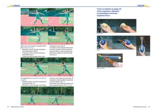 LANÇAR LANÇAR
104 105FEDERAÇÃO PORTUGUESA DE ATLETISMO FEDERAÇÃO PORTUGUESA DE ATLETISMO
Após o passo de impulso o lançador passa
pela Posição de Força:
›› Mantendo o braço lançador atrasado e
com ligeira flexão; (Fig. 8)
›› O peso do corpo na perna direita que
está fletida; (Fig. 9)
›› A palma da mão lançadora deve estar
voltada para cima. (Fig. 9)
›› Os ombros e bacia ligeiramente inclina-
dos atrás, estando o ombro esquerdo
acima do direito. É esta inclinação que
determina o ângulo de saída do enge-
nho; (Fig. 9)
De seguida dá-se a aceleração principal do
engenho:
›› Voltando a bacia e o peito na direção do
lançamento; (Fig. 10)
›› Mantendo o braço lançador com flexão
mínima o mais tempo possível; (Fig. 10)
›› Passando a mão lançadora claramente
acima da cabeça. (Fig. 11)
›› Executando uma extensão enérgica da
perna esquerda (bloco). (Fig. 11 e 12)
Como se realizam as pegas de
vários engenhos, utilizados
na abordagem inicial dos
engenhos leves:
Vortex
Dardo de Espuma
Bola deTénis
[5] [6]
[7] [8]
[9] [10]
[11] [12]
 