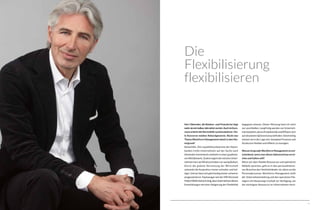 1110
Herr Obereder, die Banken- und Finanzkrise liegt
mehr als ein halbes Jahrzehnt zurück. Auch im Euro-
raum scheint die Normalität zurückzukehren. Vie-
le Konzerne melden Rekordgewinne. Rückt das
Thema Workforce Management damit in den Hin-
tergrund?
Keinesfalls. Die Liquiditätsschwemme der Noten-
banken treibt Unternehmen auf der Suche nach
lohnenden Investments weltweit in einen gnadenlo-
sen Wettbewerb. Zudem segeln die meisten Unter-
nehmen hart am Wind und haben nur wenig Ballast.
Durch die globale Vernetzung der Wirtschaft
schwankt die Konjunktur immer schneller und hef-
tiger. Und sie lässt sich gleichzeitig immer schwerer
prognostizieren. Topmanager wie der VW-Vorstand
HubertWaltlsindsicheinig,dassUnternehmendiesen
Entwicklungen mit einer Steigerung der Flexibilität
begegnen müssen. Dieser Meinung kann ich mich
nur anschließen. Langfristig werden nur Unterneh-
menbestehen,derenProduktivitätundEffizienzsich
auf absolutem Spitzenniveau befinden. Gleichzeitig
müssen sie in der Lage sein, komplexe Prozesse und
Strukturen flexibel und effektiv zu managen.
Warum ist gerade Workforce Management so ent-
scheidend, wenn man dieses Spitzenniveau errei-
chen und halten will?
Wenn wir über flexible Ressourcen und optimierte
Abläufe sprechen, geht es in den personalintensi-
ven Branchen der Hochlohnländer vor allem um die
Personalprozesse. Workforce Management stellt
der Unternehmensleitung und den operativen Ma-
nagern ein Steuerungs-Cockpit zur Verfügung, um
die wichtigste Ressource im Unternehmen hoch-
Die
Flexibilisierung
flexibilisieren
 