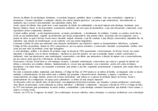Através da difusão de sua ideologia dominante, a sociedade burguesa capitalista aliena o cotidiano, vela suas contradições, singulariza e
desumaniza o homem impedindo a realização objetiva dos valores humano-genéricos, este passa a agir acriticamente, desconhecendo as
mediações que o cercam e desconstruindo sua capacidade criativa livre.
Assim, apesar da reflexão ética poder levar a uma suspensão do fetiche da cotidianidade e da moral imposta pela ideologia dominante, para
Barroco (Ibidem, Idem), se ela desconsidera a perspectiva totalizante não será capaz de desmistificar o que está obscurecido e funcionará como
reprodutora desses componentes alienantes.
A práxis política permite - se não hegemonicamente, ao menos parcialmente - a desalienação do cotidiano. Contudo, se a prática social não se
revela na sua imediaticidade, exigindo do profissional que deseje compreendê-la uma postura crítica, tal postura não era congruente com o
projeto de classe ao qual o Serviço Social estava vinculado naquele momento e que lhe conduzia a uma direção conservadora, impedindo-lhe de
vislumbrar uma direção de transformação ou de confronto com esse estrato hegemônico.
Consoante à defesa do status que enfocando uma educação moralizadora que objetivava superar os desajustamentos individuais, o primeiro
Código de Ética da profissão, datado de 1947, caracterizou-se por seu aspecto normativo e conservador vinculado ao pensamento católico, bem
como por uma visão da profissão como algo homogêneo.
A crise ideológica, política e de eficácia da profissão surge na década de 1960, questionando a burocratização do Serviço Social, seu caráter
importado e sua ligação com as classes dominantes. Apontava-se para três projetos: um que se propunha manter a matriz conservadora e
tradicional, outro que intencionava uma modernização conservadora e um último que apresentava a direção de ruptura com o conservadorismo,
um dos marcos desta época foi o Movimento de Reconceituação.
Nesta época o Serviço Social fixou-se sob mudanças técnicas, a chamada modernização conservadora que colocou a questão do método em
debate, e enveredou por caminhos distintos, fundamentando-se ora por uma aproximação com o marxismo, porém sob a ótica de leituras
incompletas e de outras fontes; ora recusando o teoricismo pela prática e, por fim, resgatando posteriormente o marxismo pelo estudo direto da
obra de Marx.
Em meio à repressão política implantada pela ditadura, o Código de Ética de 1965 pautou-se na defesa da família, na integração entre as classes
mediante o estabelecimento de uma ordem justa e solidária que propunha o desenvolvimento harmônico e manteve o moralismo e o
conservadorismo do código anterior, porém sob as bases neotomistas; nele reforça-se o aspecto de profissão liberal do Serviço Social e
paradoxalmente há a configuração de espaço para o pluralismo e a defesa de uma atuação imparcial.
As discussões sobre um método único de intervenção com diagnóstico/tratamento/avaliação que reatualiza o projeto profissional conservador,
visão liberal da intervenção social embasada no esforço individual - a liberdade é subjetivada - marcaram a década de 1970 e o Código de Ética
de 1975 será norteado pela permanência da moral acrítica, a neutralidade e pela ideologia estrutural-funcionalista que defende o bem comum, a
ordem e a coesão social.
Todavia, em 1979, no “Congresso da virada”, há a conformação de novas reflexões sobre a formação e o exercício profissional com a introdução
 