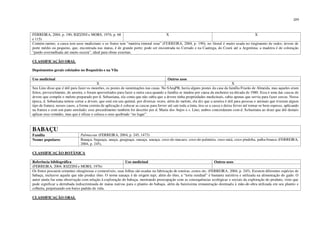 224
FERREIRA, 2004, p. 190; RIZZINI e MORS, 1976, p. 68
e 115)
X X
Contém tanino; a casca tem usos medicinais e os frutos tem “matéria tintoral rosa” (FERREIRA, 2004, p. 190); no litoral é muito usada no tingimento de redes; árvore de
porte médio ou pequeno, que, encontrada nas matas, é de grande porte; pode ser encontrada no Cerrado e na Caatinga, do Ceará até a Argentina; a madeira é de coloração
“pardo-avermelhada até muito escura”, ideal para obras externas.
CLASSIFICAÇÃO ORAL
Depoimentos gerais coletados no Boqueirão e na Vila
Uso medicinal Outros usos
X X
Seu Lino disse que é útil para fazer os mourões, os postes de sustentações nas casas. No SArqPB, havia alguns postes da casa da família Frazão de Almeida, mas aqueles eram
feitos, provavelmente, de aroeira, e foram aproveitados para fazer a outra casa quando a família se mudou por causa da enchente na década de 1980. Essa é uma das cascas de
árvore que compõe o melote preparado por d. Sebastiana, ela conta que não sabia que a árvore tinha propriedades medicinais, sabia apenas que servia para fazer cercas. Nessa
época, d. Sebastiana tentou cortar a árvore, que está em seu quintal, por diversas vezes; além do melote, ela diz que a aroeira é útil para pessoas e animais que tiveram algum
tipo de fratura; nesses casos, a forma correta de aplicação é colocar as cascas para ferver até sair toda a tinta, tira-se a casca e deixa ferver até tornar-se bem espesso, aplicando
na fratura e com um pano enrolado; esse procedimento também foi descrito por d. Maria dos Anjos e s. Lino, ambos concordaram com d. Sebastiana ao dizer que dói demais
aplicar esse remédio, mas que é eficaz e coloca o osso quebrado “no lugar”.
BABAÇU
Família Palmaceae (FERREIRA, 2004, p. 245, 1473)
Nomes populares Bauaçu, baguaçu, auaçu, guaguaçu, oauaçu, uauaçu, coco-de-macaco, coco-de-palmeira, coco-naiá, coco-pindoba, palha-branca (FERREIRA,
2004, p. 245),
CLASSIFICAÇÃO BOTÂNICA
Referência bibliográfica Uso medicinal Outros usos
(FERREIRA, 2004; RIZZINI e MORS, 1976)
Os frutos possuem sementes oleaginosas e comestíveis, suas folhas são usadas na fabricação de esteiras, cestos etc. (FERREIRA, 2004, p. 245). Existem diferentes espécies de
babaçu, inclusive aquela que não produz óleo. O nome uauaçu é de origem tupi; além do óleo, a “torta residual” é bastante nutritiva e utilizada na alimentação do gado. O
autor ainda faz uma observação com relação à exploração do babaçu, mostrando preocupação com as consequências ecológicas e sociais da exploração do produto, visto que
pode significar a derrubada indiscriminada de matas nativas para o plantio do babaçu, além da baixíssima remuneração destinada à mão-de-obra utilizada em seu plantio e
colheita, perpetuando um baixo padrão de vida.
CLASSIFICAÇÃO ORAL
 