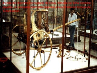 A roda de charrete encrustada de coral, filmada na linha costeira
saudita, se compara com esta charrete encontrada no túmulo de
Tutancamon.

 