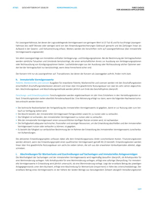 KONZERNABSCHLUSS FIRST CHOICE
FOR ADVANCED APPLICATIONS
GESCHÄFTSBERICHT 2018/19AT S
127
ATS GESCHÄFTSBERICHT 2019/20 KONZERNABSCHLUSS FIRST CHOICE
FOR ADVANCED APPLICATIONS
48
Für Leasingverhältnisse, bei denen der zugrundeliegende Vermögenswert von geringem Wert ist (5 Tsd. €) und für kurzfristige Leasingver-
hältnisse (bis zwölf Monate oder weniger) wird von den Anwendungserleichterungen Gebrauch gemacht und die Zahlungen linear als
Aufwand in der Gewinn- und Verlustrechnung erfasst. Weiters werden die Vorschriften nicht auf Leasingverhältnisse über immaterielle
Vermögenswerte angewendet.
Vor allem Leasingverträge von Immobilien enthalten Verlängerungs- und Kündigungsoptionen. Bei der Bestimmung der Vertragslaufzeiten
werden sämtliche Tatsachen und Umstände berücksichtigt, die einen wirtschaftlichen Anreiz zur Ausübung von Verlängerungsoptionen
oder Nichtausübung von Kündigungsoptionen bieten. Laufzeitänderungen aus der Ausübung oder Nichtausübung solcher Optionen wer-
den bei der Vertragslaufzeit nur berücksichtigt, wenn diese hinreichend sicher sind.
Der Konzern tritt nur als Leasingnehmer auf. Transaktionen, bei denen der Konzern als Leasinggeber auftritt, finden nicht statt.
h. Immaterielle Vermögenswerte
Patente, Markenrechte und Lizenzen Ausgaben für erworbene Patente, Markenrechte und Lizenzen werden mit den Anschaffungskosten
einschließlich Anschaffungsnebenkosten aktiviert und linear über ihre gewöhnliche Nutzungsdauer von zwei bis zehn Jahren abgeschrie-
ben. Abschreibungsdauer und Abschreibungsmethode werden jährlich zum Ende des Geschäftsjahres überprüft.
Forschungs- und Entwicklungskosten Forschungskosten werden ergebniswirksam im Jahr ihres Entstehens in den Herstellungskosten er-
fasst. Entwicklungskosten stellen ebenfalls Periodenaufwand dar. Eine Aktivierung erfolgt nur dann, wenn die folgenden Nachweise kumu-
lativ erbracht werden können:
 Die technische Realisierbarkeit der Fertigstellung des immateriellen Vermögenswerts ist gegeben, damit er zur Nutzung oder zum Ver-
kauf zur Verfügung stehen wird.
 Die Absicht besteht, den immateriellen Vermögenswert fertigzustellen sowie ihn zu nutzen oder zu verkaufen.
 Die Fähigkeit ist vorhanden, den immateriellen Vermögenswert zu nutzen oder zu verkaufen.
 Wie der immaterielle Vermögenswert einen voraussichtlichen künftigen Nutzen erzielen wird, ist nachweisbar.
 Die Verfügbarkeit adäquater technischer, finanzieller und sonstiger Ressourcen, um die Entwicklung abschließen und den immateriellen
Vermögenswert nutzen oder verkaufen zu können, ist gegeben.
 Es besteht die Fähigkeit zur verlässlichen Bestimmung der im Rahmen der Entwicklung des immateriellen Vermögenswerts zurechenba-
ren Aufwendungen.
Die aktivierten Entwicklungsprojekte umfassen dabei alle dem Entwicklungsprozess direkt zurechenbaren Kosten. Finanzierungskosten
werden aktiviert, wenn das Entwicklungsprojekt einen qualifizierten Vermögenswert gemäß IAS 23 darstellt. Entwicklungskosten werden
linear über ihre gewöhnliche Nutzungsdauer von sechs bis sieben Jahren, die sich aus den erwarteten Verkaufsperioden ableitet, abge-
schrieben.
i. Abschreibungen für Wertverluste und Zuschreibungen auf Sachanlagen und immaterielles Anlagevermögen
Die Werthaltigkeit der Sachanlagen und der immateriellen Vermögenswerte wird regelmäßig daraufhin überprüft, ob Anhaltspunkte für
eine Wertminderung vorliegen. Falls Anhaltspunkte für eine Wertminderung vorliegen, erfolgt eine sofortige Überprüfung. Für immateri-
elle Vermögenswerte in Entwicklung wird jährlich untersucht, ob eine Wertminderung vorliegt. Liegt der erzielbare Betrag des jeweiligen
Anlagegegenstands unter dem Buchwert, erfolgt eine Abschreibung für Wertverluste (Impairment) in Höhe des Unterschiedsbetrags. Der
erzielbare Betrag eines Vermögenswerts ist der höhere der beiden Beträge aus beizulegendem Zeitwert abzüglich Veräußerungskosten
 
