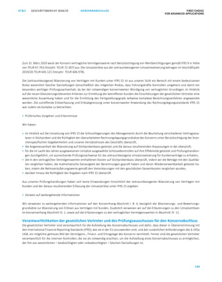 GESCHÄFTSBERICHT 2018/19AT S FIRST CHOICE
FOR ADVANCED APPLICATIONS
186
KONZERNABSCHLUSS
ATS GESCHÄFTSBERICHT 2019/20 BESTÄTIGUNGSVERMERK FIRST CHOICE
FOR ADVANCED APPLICATIONS
107
Zum 31. März 2020 weist der Konzern vertragliche Vermögenswerte nach Berücksichtigung von Wertberichtigungen gemäß IFRS 9 in Höhe
von TEUR 67.763 (Vorjahr: TEUR 72.307) aus. Die Umsatzerlöse aus der zeitraumbezogenen Umsatzrealisierung betragen im Geschäftsjahr
2019/20 TEUR 645.121 (Vorjahr: TEUR 606.978).
Die (zeitraumbezogene) Bilanzierung von Verträgen mit Kunden unter IFRS 15 ist aus unserer Sicht ein Bereich mit einem bedeutsamen
Risiko wesentlich falscher Darstellungen (einschließlich des möglichen Risikos, dass Führungskräfte Kontrollen umgehen) und damit ein
besonders wichtiger Prüfungssachverhalt, da bei der notwendigen konzernweiten Würdigung von vertraglichen Grundlagen im Hinblick
auf die neuen bilanzierungsrelevanten Kriterien zur Ermittlung der betroffenen Kunden die Einschätzungen der gesetzlichen Vertreter eine
wesentliche Auswirkung haben und für die Ermittlung des Fertigstellungsgrads teilweise komplexe Berechnungsverfahren angewendet
werden. Die zutreffende Erlöserfassung und Erlösabgrenzung unter konzernweiter Anwendung des Rechnungslegungsstandards IFRS 15
war zudem als komplex zu betrachten.
 Prüferisches Vorgehen und Erkenntnisse
Wir haben:
 im Hinblick auf die Umsetzung von IFRS 15 die Schlussfolgerungen des Managements durch die Beurteilung verschiedener Vertragsana-
lysen in Stichproben und die Richtigkeit der überarbeiteten Rechnungslegungsgrundsätze des Konzerns unter Berücksichtigung der bran-
chenspezifischen Gegebenheiten und unseres Verständnisses des Geschäfts überprüft,
 die Angemessenheit der Bilanzierung auf Stichprobenbasis getestet und die daraus resultierenden Anpassungen in der überprüft,
 für die im Laufe des Jahres ausgewiesenen Umsätze ausgewählte Schlüsselkontrollen auf ihre Effektivität getestet und Prüfungshandlun-
gen durchgeführt, um ausreichende Prüfungsnachweise für die zeitraumbezogene Umsatzrealisierung für Kundenverträge zu erhalten,
 die in den vertraglichen Vermögenswerten enthaltenen Kosten auf Stichprobenbasis überprüft, indem wir die Beträge mit den Quellda-
ten verglichen haben, die mathematische Genauigkeit der Berechnungen geprüft haben und deren Wiederverwertbarkeit getestet ha-
ben, indem die Nettoveräußerungswerte gemäß den Vereinbarungen mit den geschätzten Gesamtkosten verglichen wurden,
 darüber hinaus die Richtigkeit der Angaben nach IFRS 15 überprüft.
Aus unseren Prüfungshandlungen haben sich keine Einwendungen hinsichtlich der zeitraumbezogenen Bilanzierung von Verträgen mit
Kunden und der daraus resultierenden Erfassung der Umsatzerlöse unter IFRS 15 ergeben.
 Verweis auf weitergehende Informationen
Wir verweisen zu weitergehenden Informationen auf den Konzernhang Abschnitt I. B. d. bezüglich der Bilanzierungs- und Bewertungs-
grundsätze zur Bilanzierung von Erlösen aus Verträgen mit Kunden. Zusätzlich verweisen wir auf die Erläuterungen zu den Umsatzerlösen
im Konzernanhang Abschnitt III. 1. sowie auf die Erläuterungen zu den vertraglichen Vermögenswerten in Abschnitt IV. 11.
Verantwortlichkeiten der gesetzlichen Vertreter und des Prüfungsausschusses für den Konzernabschluss
Die gesetzlichen Vertreter sind verantwortlich für die Aufstellung des Konzernabschlusses und dafür, dass dieser in Übereinstimmung mit
den International Financial Reporting Standards (IFRS), wie sie in der EU anzuwenden sind, und den zusätzlichen Anforderungen des § 245a
UGB, ein möglichst getreues Bild der Vermögens-, Finanz- und Ertragslage des Konzerns vermittelt. Ferner sind die gesetzlichen Vertreter
verantwortlich für die internen Kontrollen, die sie als notwendig erachten, um die Aufstellung eines Konzernabschlusses zu ermöglichen,
der frei von wesentlichen – beabsichtigten oder unbeabsichtigten – falschen Darstellungen ist.
 