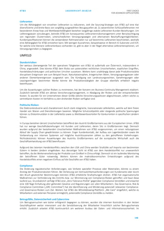 AT&S LAGEBERICHT 2018/19 FIRST CHOICE
FOR ADVANCED APPLICATIONS
148
Lieferanten
Um die Abhängigkeit von einzelnen Lieferanten zu reduzieren, zielt die Sourcing-Strategie von AT&S auf eine klar
diversifizierte und breite Basis von sorgfältig ausgewählten Bezugsquellen ab. Zu wesentlichen Schlüssellieferanten mit
besonderem Know-how und Wettbewerbsfähigkeit bestehen langjährige stabile Lieferanten-Kunden-Beziehungen. Um
Lieferengpässen vorzubeugen, betreibt AT&S ein konsequentes Lieferantenrisikomanagement unter Berücksichtigung
von regionalen Clusterrisiken, unterschiedlichen Versorgungswegen und alternativen Beschaffungsmöglichkeiten.
Kundenspezifikationen können die verwendeten Rohmaterialien nur auf bestimmte Lieferanten beschränken, weshalb
eine Abhängigkeit für AT&S entstehen kann. Mit wenigen Ausnahmen, beispielsweise im Bereich IC-Substrate und ECP,
für welche eine kleinere Lieferantenbasis vorhanden ist, gibt es aber in der Regel alternative Lieferantenoptionen, um
Versorgungsrisiken zu begegnen.
UMFELD
Standortrisiken
Der weitaus überwiegende Teil der operativen Tätigkeiten von AT&S ist außerhalb von Österreich, insbesondere in
China, angesiedelt. Dies könnte AT&S dem Risiko von potenziellen rechtlichen Unsicherheiten, staatlichen Eingriffen,
Handelsbeschränkungen und politischen Unruhen aussetzen. Weiters kann unabhängig davon jede Produktionsstätte
disruptiven Ereignissen wie zum Beispiel Feuer, Naturkatastrophen, kriegerischen Akten, Versorgungsengpässen oder
anderen Elementarereignissen ausgesetzt sein. Die Kündigung von Landnutzungsrechten, Genehmigungen oder
Leasingverträgen bestimmter Werke könnte die Produktionstätigkeit der Gruppe ebenfalls erheblich negativ
beeinflussen.
Um die Auswirkungen solcher Risiken zu minimieren, hat der Konzern ein Business-Continuity-Management etabliert.
Zusätzlich betreibt AT&S ein aktives Versicherungsmanagement, in Abwägung der Risiken und der entsprechenden
Kosten. Es wurden für ein Unternehmen dieser Größe übliche Versicherungspolizzen abgeschlossen, sofern solche zu
vertretbaren Kosten im Verhältnis zu den drohenden Risiken verfügbar sind.
Politische Risiken
Die Elektronikindustrie wird charakterisiert durch stark integrierte, transnationale Lieferketten, welche auf dem freien
Handel von Waren und Dienstleistungen basieren. Mögliche Schutzzollpolitik oder steigende politische Spannungen
können zu Diskontinuitäten in der Lieferkette sowie zu Wettbewerbsvorteilen für Konkurrenten in spezifischen Ländern
führen.
In Europa bestehen derzeit Unsicherheiten betreffend den Austritt Großbritanniens aus der Europäischen Union. AT&S
hat nur wenige Geschäftsbeziehungen mit Kunden und Lieferanten, deren Sitz in Großbritannien liegt. Dennoch
wurden aufgrund der bestehenden Unsicherheiten Maßnahmen von AT&S vorgenommen, um einen reibungslosen
Ablauf der Supply Chain gewährleisten zu können. Enger Kundenkontakt, der Aufbau von Lagerbeständen sowie die
Vorbereitung von internen Systemen auf mögliche Austrittsszenarien zählen zu den getroffenen Vorkehrungen.
Nichtsdestotrotz können Auswirkungen des Austritts Großbritanniens auf die europäische Wirtschaft auch die
Geschäftsentwicklung von AT&S beeinflussen.
Aufgrund des latenten Handelskonflikts zwischen den USA und China werden Strafzölle auf Importe von bestimmten
Gütern in beiden Ländern eingehoben. Aus derzeitiger Sicht ist AT&S von dem Handelskonflikt nur unwesentlich
betroffen, da die Weiterverarbeitung der Produkte zum Großteil in China erfolgt. Dennoch ist ein laufendes Monitoring
der betroffenen Güter notwendig. Weiters können die makroökonomischen Entwicklungen aufgrund des
Handelskonflikts einen negativen Einfluss auf die Geschäfte von AT&S haben.
Compliance
Die Änderung regulatorischer Anforderungen, wie Verbote spezieller Prozesse oder Materialien, könnte zu einem
Anstieg der Produktionskosten führen. Bei Verletzung von Vertraulichkeitsanforderungen von Kundenseite oder durch
den Bruch gesetzlicher Bestimmungen könnten AT&S erhebliche Strafzahlungen drohen. AT&S hat organisatorische
Maßnahmen zur Verhinderung des Eintritts bzw. zur Minimierung von Compliance-Risiken getroffen und baut diese
laufend aus. Grundsätzlich verfolgt AT&S eine „Zero-Tolerance-Politik“ gegenüber Compliance-Verstößen und erwartet
eine 100 %ige Einhaltung aller geltenden Gesetze und Regulierungen von allen Mitarbeitern. Das Governance, Risk &
Compliance Committee („GRC Committee“) hat die Identifizierung und Minderung potenziell relevanter Compliance-
und Governance-Risiken zum Ziel. Weiters hat AT&S die Whistleblowing-Plattform „We Care“ eingeführt, welche es
Mitarbeitern und externen Personen ermöglicht, potenzielle Compliance-Verstöße zu melden.
Betrugsfälle, Datensicherheit und Cybercrime
Um Betrugsversuchen wie bisher erfolgreich begegnen zu können, wurden die internen Kontrollen in den letzten
Geschäftsjahren weiter intensiviert und die Sensibilisierung der Mitarbeiter hinsichtlich solcher Betrugsschemata
erhöht. Zusätzlich arbeitet AT&S kontinuierlich am weiteren Ausbau der Daten- und Informationssicherheit. Im
 