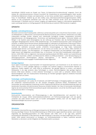 AT&S LAGEBERICHT 2018/19 FIRST CHOICE
FOR ADVANCED APPLICATIONS
149
Geschäftsjahr 2018/19 wurde ein Projekt zum Thema „EU-Datenschutz-Grundverordnung“ umgesetzt. Durch die
Analyse der unternehmensinternen Prozesse hinsichtlich der Verwendung von personenbezogenen Daten wurden
erforderliche Maßnahmen erhoben und implementiert, um den Schutz sensibler Daten zu gewährleisten. Ein weiterer
Fokus im Geschäftsjahr 2018/19 lag auf dem Aufbau eines Informationssicherheitsmanagementsystems (ISMS),
welches an den europäischen Standorten auch nach ISO 27001 zertifiziert wurde. Durch die Orientierung an
internationalen IT-Standards wird ein sicherer Umgang und angemessener Zugang zu Informationen gewährleistet,
sowie zuverlässige Systeme zur Verfügung gestellt. Die Zertifizierung von weiteren AT&S Standorten ist geplant.
OPERATIV
Qualitäts- und Lieferperformance
Wie bisher wird eine hohe Produktqualität, Liefertreue und Servicequalität auch in Zukunft eine Chance bieten, um sich
von Mitbewerbern zu differenzieren und entsprechende Wachstumschancen wahrzunehmen. Andererseits muss AT&S,
insbesondere wichtigen Kunden, teilweise auch substanzielle vertragliche Zusagen, beispielsweise hinsichtlich
Kapazitätsreserven und Mengengarantien, Termintreue und Qualitätsperformance geben. Technische Defekte und
Mängel in der Qualität sowie Schwierigkeiten bei der Lieferung von Produkten oder die Nichtbereitstellung von
zugesagten Mengengarantien könnten AT&S Gewährleistungs- und Schadenersatzansprüchen sowie Vertragsstrafen
aussetzen. Im Mobile Device Business können Qualitätsmängel zur Liefersperre von bestimmten Teilenummern führen.
Solche Liefersperren können, auch wenn die Qualitätsmängel nicht durch den Produktionsprozess der AT&S, sondern
innerhalb der Lieferkette verursacht wurden, erhebliche Umsatzrückgänge zur Folge haben. Substanzielle
Qualitätsmängel könnten auch Rückrufaktionen und den Verlust von Kunden nach sich ziehen. AT&S unterhält ein
entsprechendes Qualitäts- und Planungswesen, um mangelnde Produktqualität und Planungsfehler sowie negative
Folgen daraus nach Möglichkeit auszuschließen bzw. zu minimieren. Um eine hohe Produktqualität sicherstellen zu
können, erfüllt AT&S nicht nur allgemeine internationale Qualitätsstandards (ISO 9001), sondern auch weiterführende
Standards für Automobil, Luftfahrt und Medizintechnik. Weiters ist AT&S grundsätzlich – unter Berücksichtigung von
Deckungsausschlüssen beziehungsweise üblichen Deckungslimits – im Rahmen einer (erweiterten)
Produkthaftpflichtversicherung gegen Produkthaftpflichtrisiken abgesichert.
Geistiges Eigentum
Durch eigene Entwicklungen, Zusammenarbeit mit Kooperationspartnern und Investitionen ist es die Intention von
AT&S, Chancen zu nutzen, geistiges Eigentum zu erlangen und zusätzlich Zugang zu chancenreichen Patenten zu
bekommen. Risiken ergeben sich, sollte AT&S es verabsäumen, das geistige Eigentum zu sichern, und dadurch
Mitbewerber in die Lage versetzen, diese Technologien zu nutzen. Rechtsstreitigkeiten über geistiges Eigentum
könnten AT&S davon abhalten, in Streit stehende Technologien zu nutzen oder zu verkaufen. Weiters können
Rechtsstreitigkeiten über die missbräuchliche Verwendung von fremdem geistigem Eigentum erhebliche finanzielle
Belastungen nach sich ziehen.
Technologie- und Projektentwicklung
Durch den Kapazitätsauf- und -ausbau für IC-Substrate und mSAP-Technologie in Chongqing ergeben sich angesichts
des erheblichen Investitionsvolumens für den Standort Chongqing spezifische Risiken. Komplikationen beim
Vorantreiben der technologischen Entwicklung und der Projektumsetzung können die Geschäftsentwicklung sowie die
bestehenden finanziellen und administrativen Ressourcen erheblich belasten. Der Fokus im kommenden Geschäftsjahr
liegt bei der kontinuierlichen Performanceverbesserung der Substratproduktion und auf der Durchführung der zweiten
Ausbaustufe des Werk I in Chongqing.
Kostenkontrolle
Kontinuierliche Kostenreduktion und Effizienzsteigerung in allen Geschäftsbereichen sind wesentlich für die
Profitabilität der Gruppe. Sollten Kostenreduktionsmaßnahmen und Performancesteigerungen nicht wie geplant
umsetzbar sein (oder können Kosten nicht an Kunden weitergegeben werden), kann sich das negativ auf die
Wettbewerbsfähigkeit des Konzerns auswirken.
ORGANISATION
Mitarbeiter
Die kollektive Industrieerfahrung und Managementexpertise der Mitarbeiter der AT&S Gruppe sind ein Fundament zur
Nutzung zukünftiger Chancen. Die Geschäftsentwicklung von AT&S könnte negativ beeinflusst werden, wenn leitende
Angestellte das Beschäftigungsverhältnis mit AT&S beenden oder AT&S nicht in der Lage wäre, weiterhin
hochqualifizierte Mitarbeiter in allen Bereichen der Wertschöpfung zu rekrutieren und diese langfristig an die Firma zu
binden. AT&S arbeitet kontinuierlich an Strategien, um Schlüsselarbeitskräfte zu halten, zusätzliche wertvolle
Mitarbeiter zu rekrutieren und die Fähigkeiten der Mitarbeiter weiter auszubauen.
 