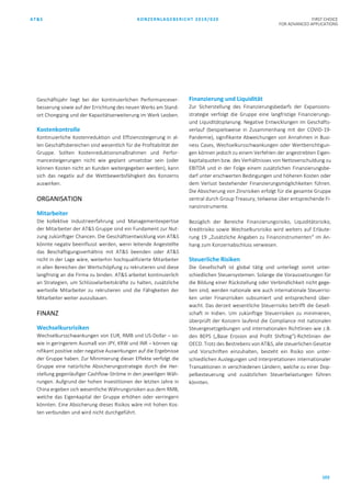 AT&S KONZERNLAGEBERICHT 2019/020 FIRST CHOICE
FOR ADVANCED APPLICATIONS
103
Geschäftsjahr liegt bei der kontinuierlichen Performancever-
besserung sowie auf der Errichtung des neuen Werks am Stand-
ort Chongqing und der Kapazitätserweiterung im Werk Leoben.
Kostenkontrolle
Kontinuierliche Kostenreduktion und Effizienzsteigerung in al-
len Geschäftsbereichen sind wesentlich für die Profitabilität der
Gruppe. Sollten Kostenreduktionsmaßnahmen und Perfor-
mancesteigerungen nicht wie geplant umsetzbar sein (oder
können Kosten nicht an Kunden weitergegeben werden), kann
sich das negativ auf die Wettbewerbsfähigkeit des Konzerns
auswirken.
ORGANISATION
Mitarbeiter
Die kollektive Industrieerfahrung und Managementexpertise
der Mitarbeiter der AT&S Gruppe sind ein Fundament zur Nut-
zung zukünftiger Chancen. Die Geschäftsentwicklung von AT&S
könnte negativ beeinflusst werden, wenn leitende Angestellte
das Beschäftigungsverhältnis mit AT&S beenden oder AT&S
nicht in der Lage wäre, weiterhin hochqualifizierte Mitarbeiter
in allen Bereichen der Wertschöpfung zu rekrutieren und diese
langfristig an die Firma zu binden. AT&S arbeitet kontinuierlich
an Strategien, um Schlüsselarbeitskräfte zu halten, zusätzliche
wertvolle Mitarbeiter zu rekrutieren und die Fähigkeiten der
Mitarbeiter weiter auszubauen.
FINANZ
Wechselkursrisiken
Wechselkursschwankungen von EUR, RMB und US-Dollar – so-
wie in geringerem Ausmaß von JPY, KRW und INR – können sig-
nifikant positive oder negative Auswirkungen auf die Ergebnisse
der Gruppe haben. Zur Minimierung dieser Effekte verfolgt die
Gruppe eine natürliche Absicherungsstrategie durch die Her-
stellung gegenläufiger Cashflow-Ströme in den jeweiligen Wäh-
rungen. Aufgrund der hohen Investitionen der letzten Jahre in
China ergeben sich wesentliche Währungsrisiken aus dem RMB,
welche das Eigenkapital der Gruppe erhöhen oder verringern
könnten. Eine Absicherung dieses Risikos wäre mit hohen Kos-
ten verbunden und wird nicht durchgeführt.
Finanzierung und Liquidität
Zur Sicherstellung des Finanzierungsbedarfs der Expansions-
strategie verfolgt die Gruppe eine langfristige Finanzierungs-
und Liquiditätsplanung. Negative Entwicklungen im Geschäfts-
verlauf (beispielsweise in Zusammenhang mit der COVID-19-
Pandemie), signifikante Abweichungen von Annahmen in Busi-
ness Cases, Wechselkursschwankungen oder Wertberichtigun-
gen können jedoch zu einem Verfehlen der angestrebten Eigen-
kapitalquoten bzw. des Verhältnisses von Nettoverschuldung zu
EBITDA und in der Folge einem zusätzlichen Finanzierungsbe-
darf unter erschwerten Bedingungen und höheren Kosten oder
dem Verlust bestehender Finanzierungsmöglichkeiten führen.
Die Absicherung von Zinsrisiken erfolgt für die gesamte Gruppe
zentral durch Group Treasury, teilweise über entsprechende Fi-
nanzinstrumente.
Bezüglich der Bereiche Finanzierungsrisiko, Liquiditätsrisiko,
Kreditrisiko sowie Wechselkursrisiko wird weiters auf Erläute-
rung 19 „Zusätzliche Angaben zu Finanzinstrumenten“ im An-
hang zum Konzernabschluss verwiesen.
Steuerliche Risiken
Die Gesellschaft ist global tätig und unterliegt somit unter-
schiedlichen Steuersystemen. Solange die Voraussetzungen für
die Bildung einer Rückstellung oder Verbindlichkeit nicht gege-
ben sind, werden nationale wie auch internationale Steuerrisi-
ken unter Finanzrisiken subsumiert und entsprechend über-
wacht. Das derzeit wesentliche Steuerrisiko betrifft die Gesell-
schaft in Indien. Um zukünftige Steuerrisiken zu minimieren,
überprüft der Konzern laufend die Compliance mit nationalen
Steuergesetzgebungen und internationalen Richtlinien wie z.B.
den BEPS („Base Erosion and Profit Shifting“)-Richtlinien der
OECD. Trotz des Bestrebens von AT&S, alle steuerlichen Gesetze
und Vorschriften einzuhalten, besteht ein Risiko von unter-
schiedlichen Auslegungen und Interpretationen internationaler
Transaktionen in verschiedenen Ländern, welche zu einer Dop-
pelbesteuerung und zusätzlichen Steuerbelastungen führen
könnten.
 