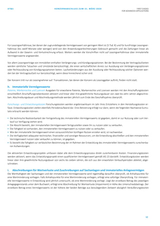 AT&S KONZERNABSCHLUSS ZUM 31. MÄRZ 2020 FIRST CHOICE
FOR ADVANCED APPLICATIONS
12
Für Leasingverhältnisse, bei denen der zugrundeliegende Vermögenswert von geringem Wert ist (5 Tsd. €) und für kurzfristige Leasingver-
hältnisse (bis zwölf Monate oder weniger) wird von den Anwendungserleichterungen Gebrauch gemacht und die Zahlungen linear als
Aufwand in der Gewinn- und Verlustrechnung erfasst. Weiters werden die Vorschriften nicht auf Leasingverhältnisse über immaterielle
Vermögenswerte angewendet.
Vor allem Leasingverträge von Immobilien enthalten Verlängerungs- und Kündigungsoptionen. Bei der Bestimmung der Vertragslaufzeiten
werden sämtliche Tatsachen und Umstände berücksichtigt, die einen wirtschaftlichen Anreiz zur Ausübung von Verlängerungsoptionen
oder Nichtausübung von Kündigungsoptionen bieten. Laufzeitänderungen aus der Ausübung oder Nichtausübung solcher Optionen wer-
den bei der Vertragslaufzeit nur berücksichtigt, wenn diese hinreichend sicher sind.
Der Konzern tritt nur als Leasingnehmer auf. Transaktionen, bei denen der Konzern als Leasinggeber auftritt, finden nicht statt.
h. Immaterielle Vermögenswerte
Patente, Markenrechte und Lizenzen Ausgaben für erworbene Patente, Markenrechte und Lizenzen werden mit den Anschaffungskosten
einschließlich Anschaffungsnebenkosten aktiviert und linear über ihre gewöhnliche Nutzungsdauer von zwei bis zehn Jahren abgeschrie-
ben. Abschreibungsdauer und Abschreibungsmethode werden jährlich zum Ende des Geschäftsjahres überprüft.
Forschungs- und Entwicklungskosten Forschungskosten werden ergebniswirksam im Jahr ihres Entstehens in den Herstellungskosten er-
fasst. Entwicklungskosten stellen ebenfalls Periodenaufwand dar. Eine Aktivierung erfolgt nur dann, wenn die folgenden Nachweise kumu-
lativ erbracht werden können:
 Die technische Realisierbarkeit der Fertigstellung des immateriellen Vermögenswerts ist gegeben, damit er zur Nutzung oder zum Ver-
kauf zur Verfügung stehen wird.
 Die Absicht besteht, den immateriellen Vermögenswert fertigzustellen sowie ihn zu nutzen oder zu verkaufen.
 Die Fähigkeit ist vorhanden, den immateriellen Vermögenswert zu nutzen oder zu verkaufen.
 Wie der immaterielle Vermögenswert einen voraussichtlichen künftigen Nutzen erzielen wird, ist nachweisbar.
 Die Verfügbarkeit adäquater technischer, finanzieller und sonstiger Ressourcen, um die Entwicklung abschließen und den immateriellen
Vermögenswert nutzen oder verkaufen zu können, ist gegeben.
 Es besteht die Fähigkeit zur verlässlichen Bestimmung der im Rahmen der Entwicklung des immateriellen Vermögenswerts zurechenba-
ren Aufwendungen.
Die aktivierten Entwicklungsprojekte umfassen dabei alle dem Entwicklungsprozess direkt zurechenbaren Kosten. Finanzierungskosten
werden aktiviert, wenn das Entwicklungsprojekt einen qualifizierten Vermögenswert gemäß IAS 23 darstellt. Entwicklungskosten werden
linear über ihre gewöhnliche Nutzungsdauer von sechs bis sieben Jahren, die sich aus den erwarteten Verkaufsperioden ableitet, abge-
schrieben.
i. Abschreibungen für Wertverluste und Zuschreibungen auf Sachanlagen und immaterielles Anlagevermögen
Die Werthaltigkeit der Sachanlagen und der immateriellen Vermögenswerte wird regelmäßig daraufhin überprüft, ob Anhaltspunkte für
eine Wertminderung vorliegen. Falls Anhaltspunkte für eine Wertminderung vorliegen, erfolgt eine sofortige Überprüfung. Für immateri-
elle Vermögenswerte in Entwicklung wird jährlich untersucht, ob eine Wertminderung vorliegt. Liegt der erzielbare Betrag des jeweiligen
Anlagegegenstands unter dem Buchwert, erfolgt eine Abschreibung für Wertverluste (Impairment) in Höhe des Unterschiedsbetrags. Der
erzielbare Betrag eines Vermögenswerts ist der höhere der beiden Beträge aus beizulegendem Zeitwert abzüglich Veräußerungskosten
 